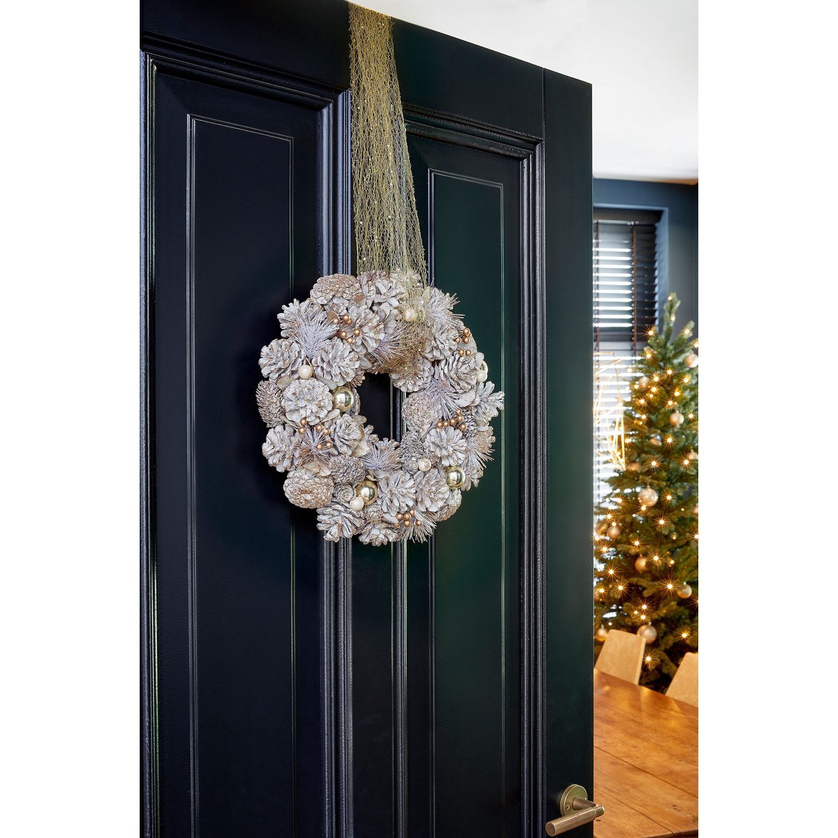 Hanley Weihnachtskranz – Kiefernkegel – Weiß & Gold – Ø34 × H9 cm