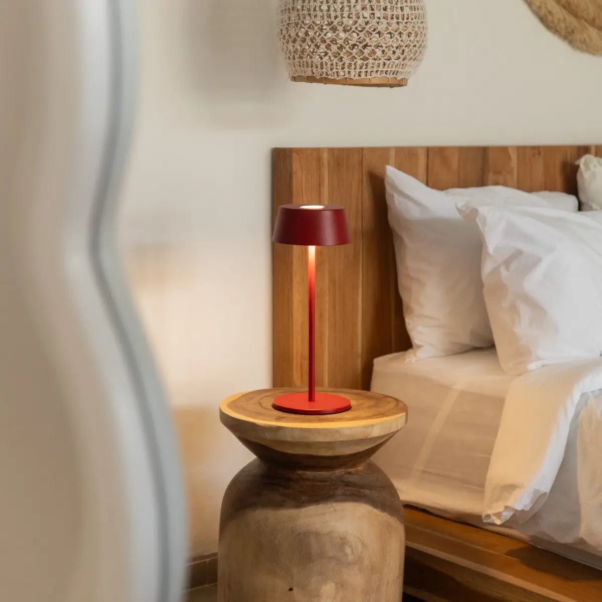 Hugo Berry Red – Wiederaufladbare Eisen-Tischlampe | Dimmbar, kabellos und stilvoll