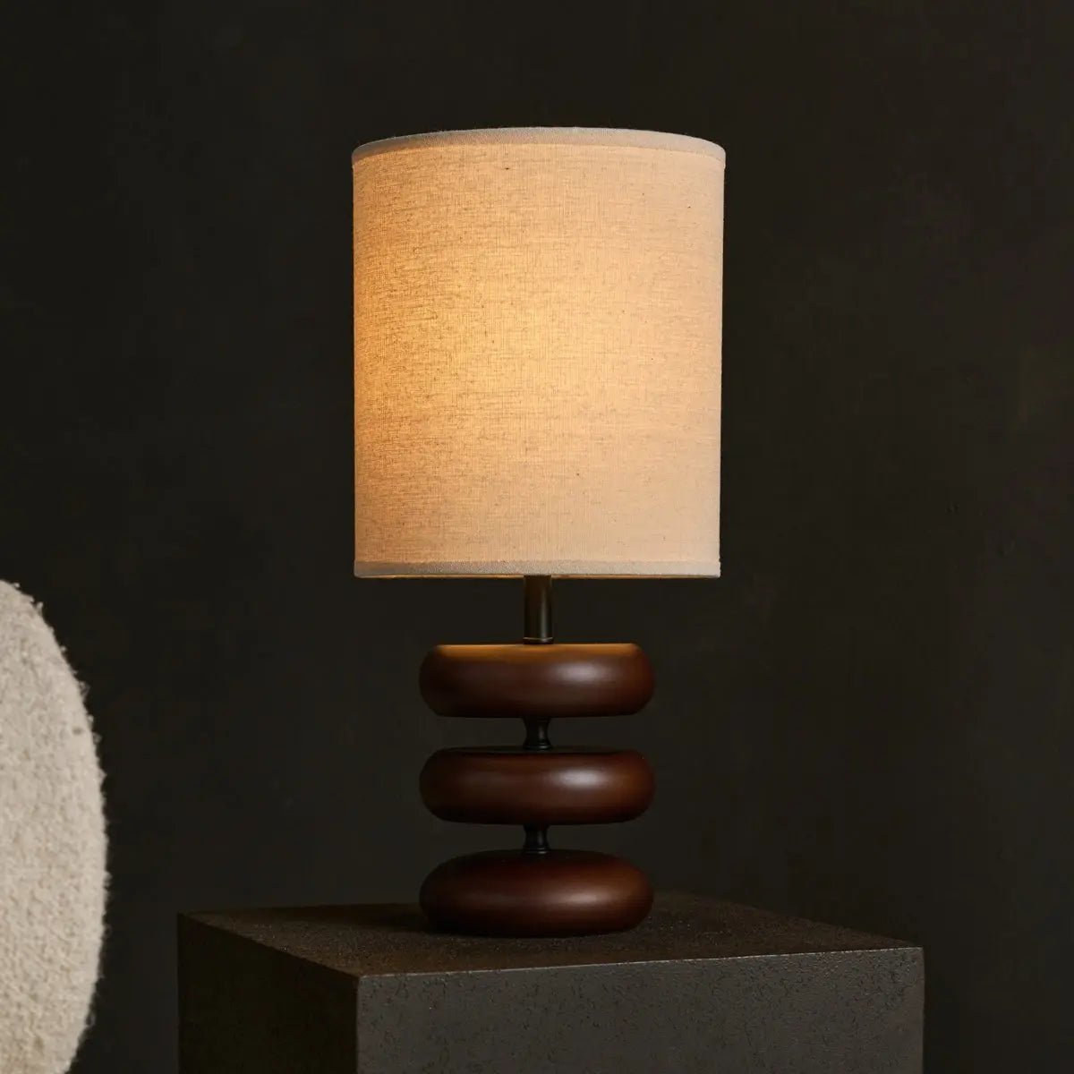Lara Holztischlampe – Dunkelbraun mit Leinenschirm