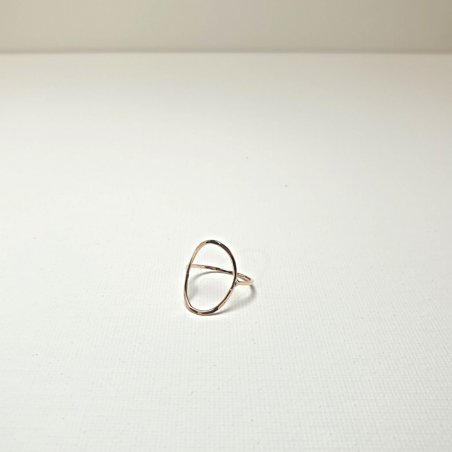 Zarter gehämmerter ovaler Ring Gold