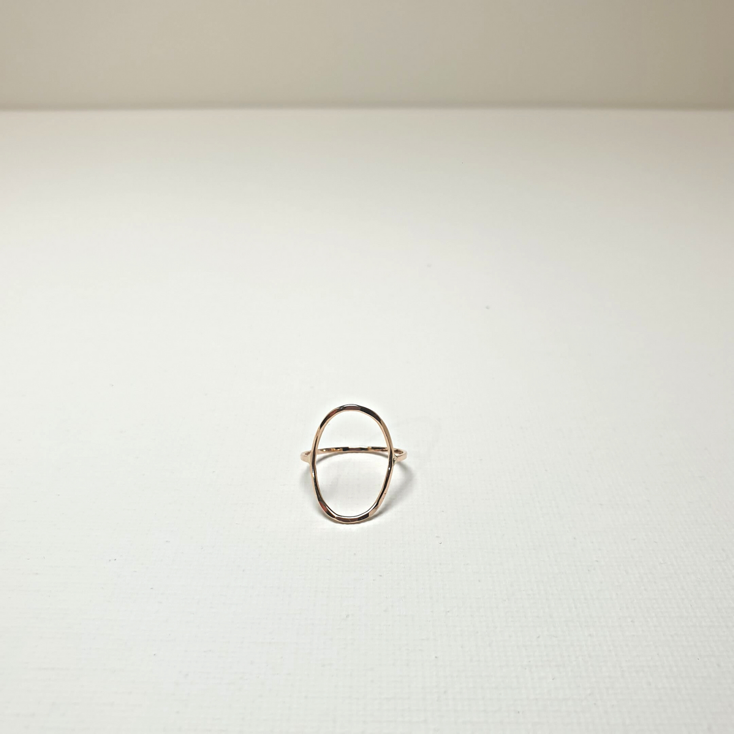 Zarter gehämmerter ovaler Ring Gold