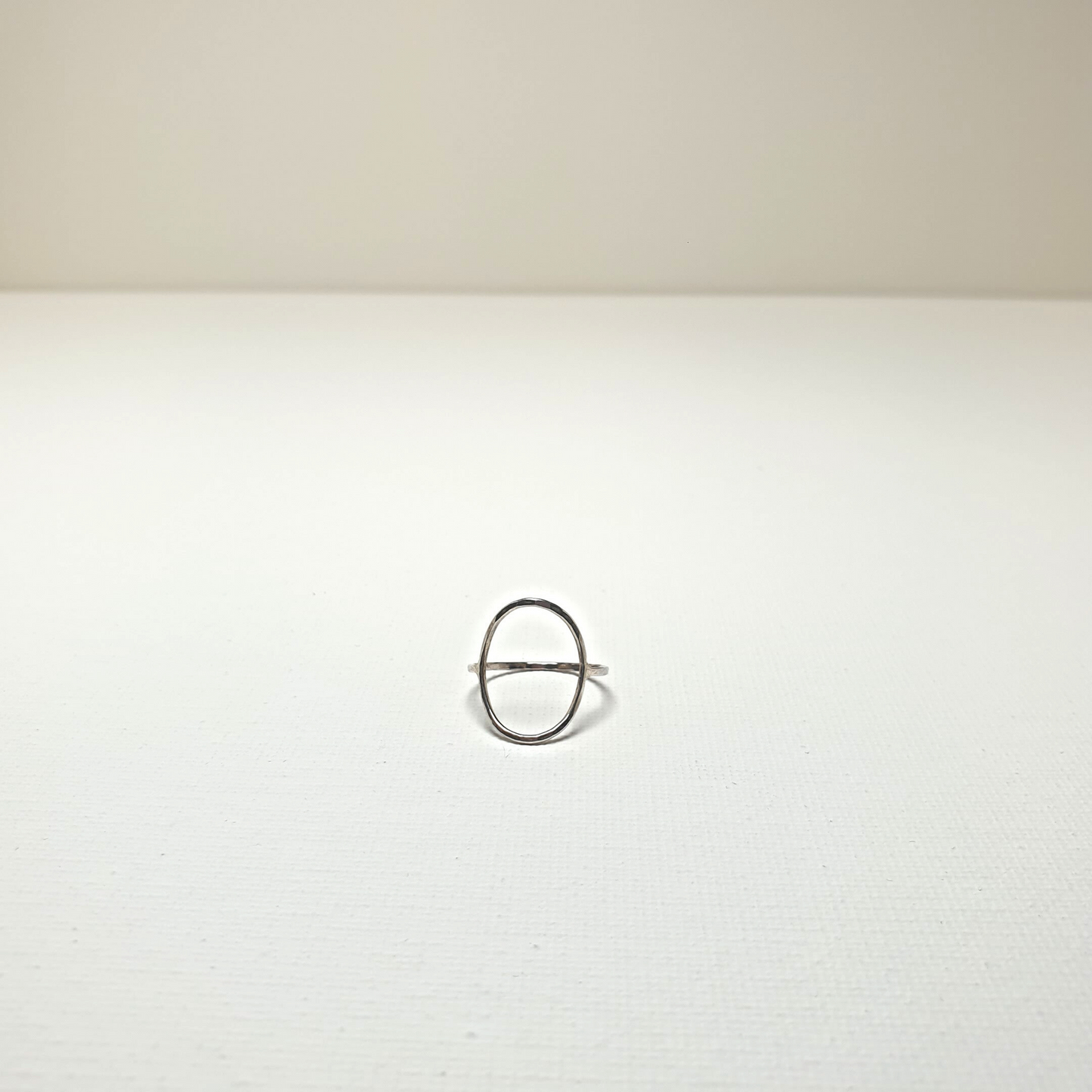 Zarter gehämmerter ovaler Ring Silber