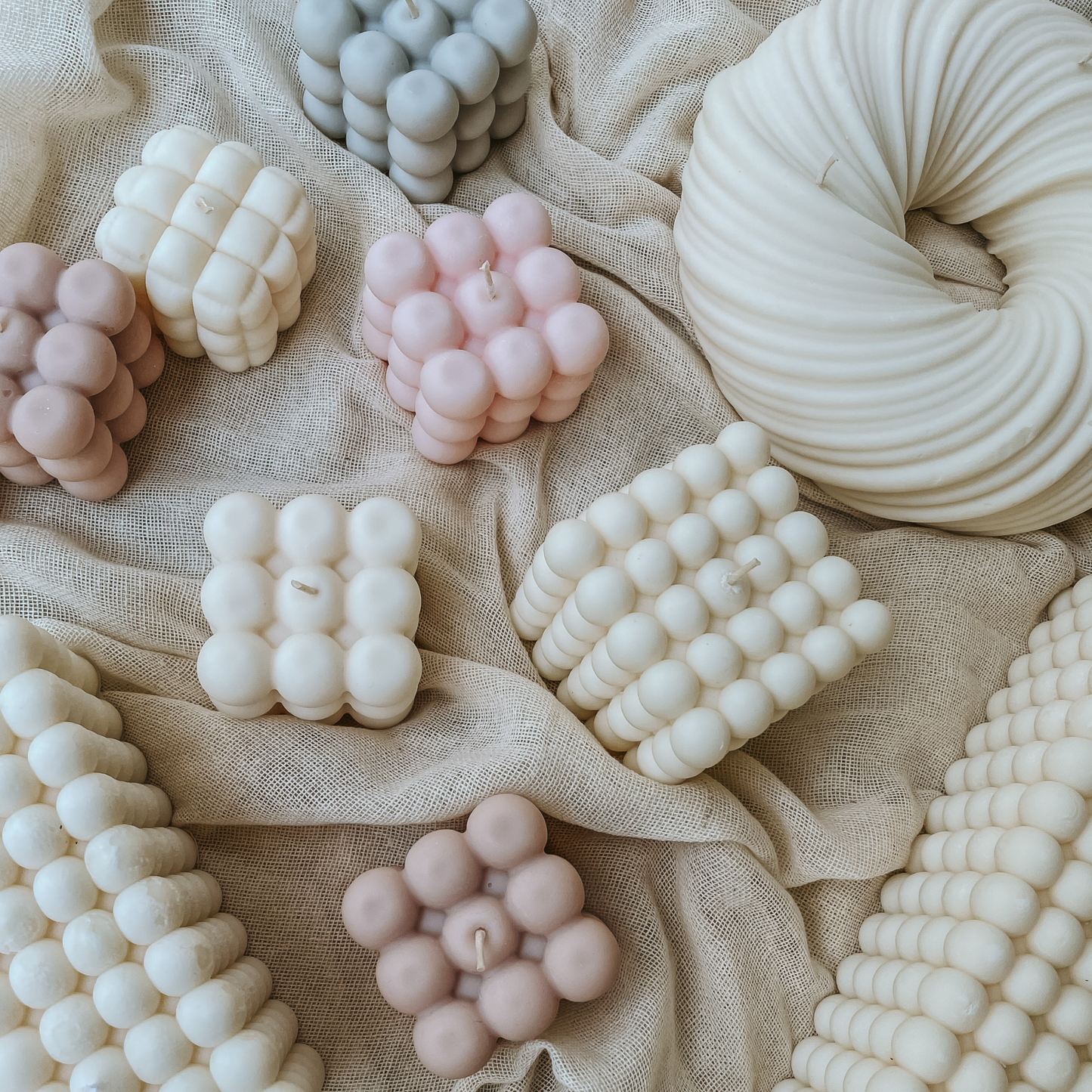 VEGANE BUBBLE KERZE Duftkerze in taupe 6x6 cm