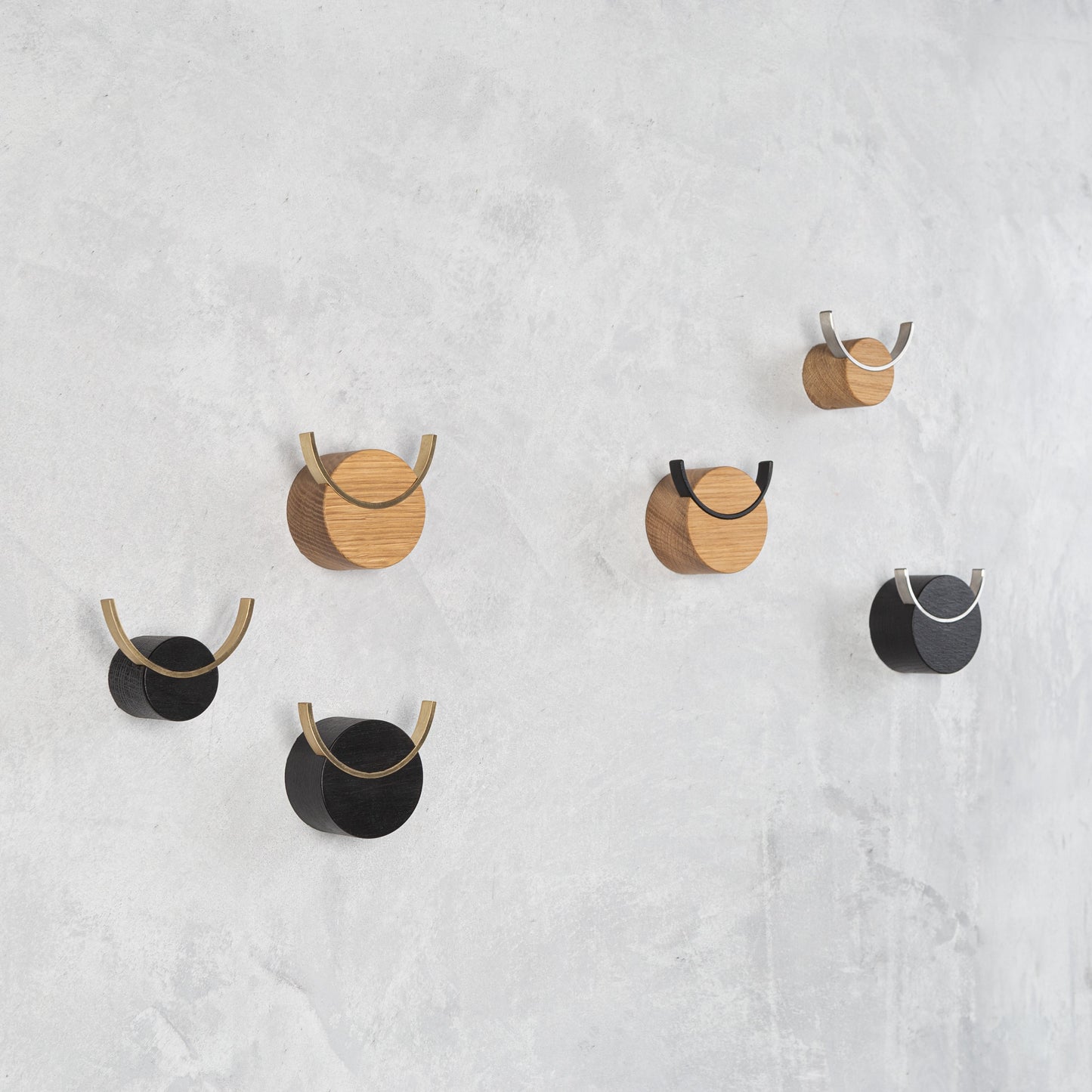 Wandhaken aus Schwarz lackiertem Eichenholz & Edelstahl