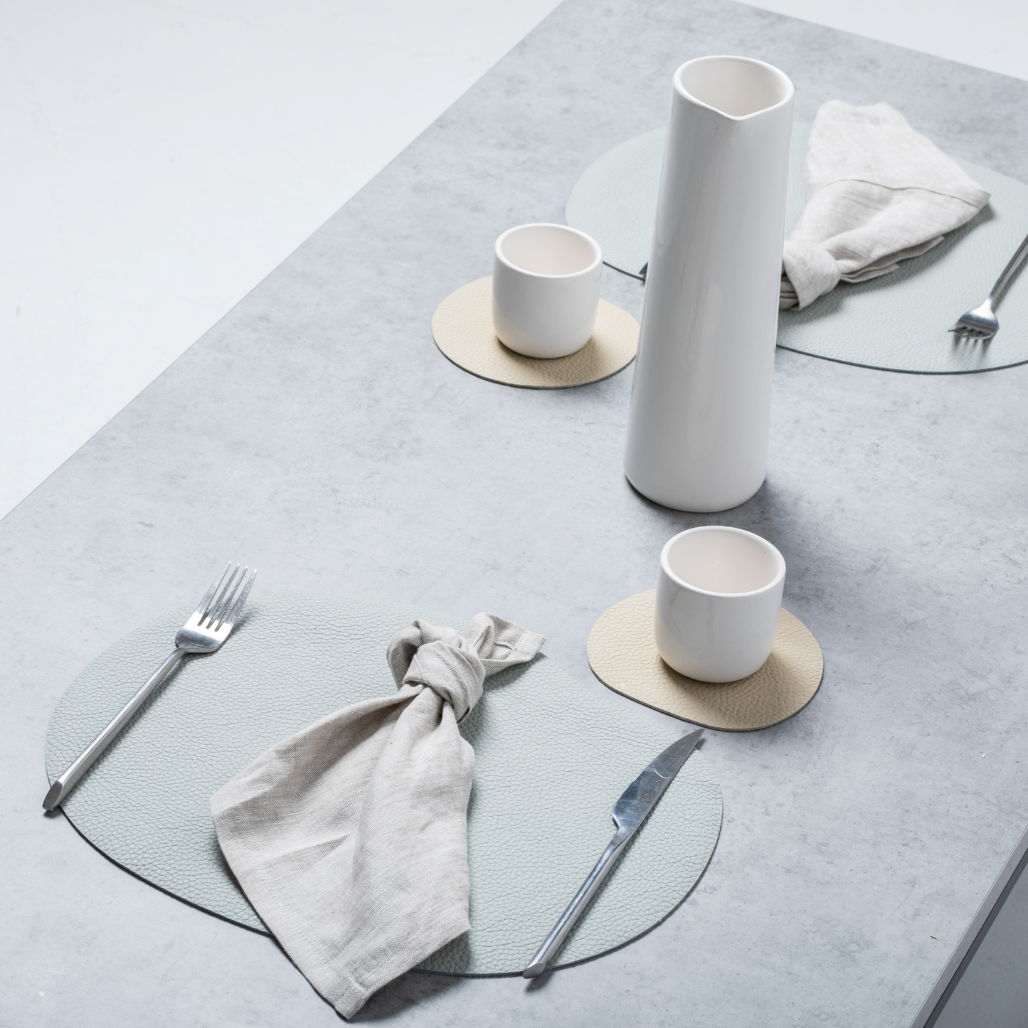 Tischset aus veganem Leder in Graublau