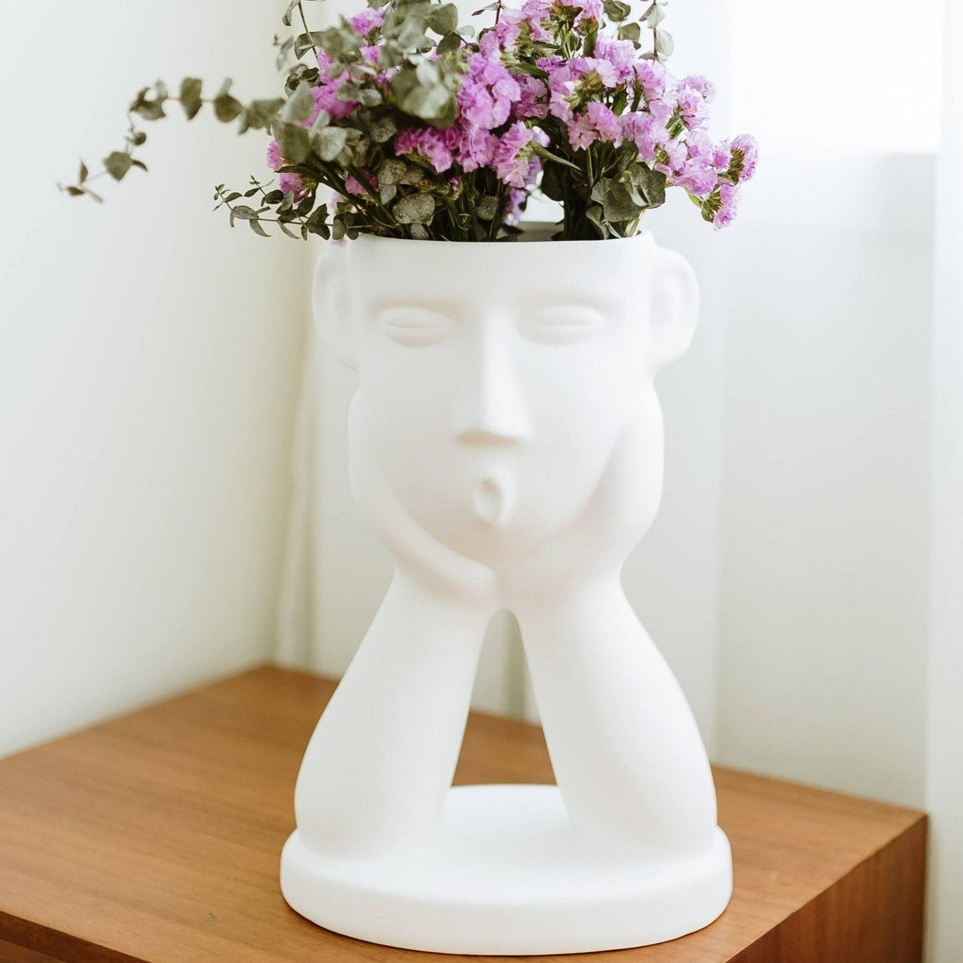 Handgefertigte Keramikskulptur Two Handed Face – matte Oberfläche