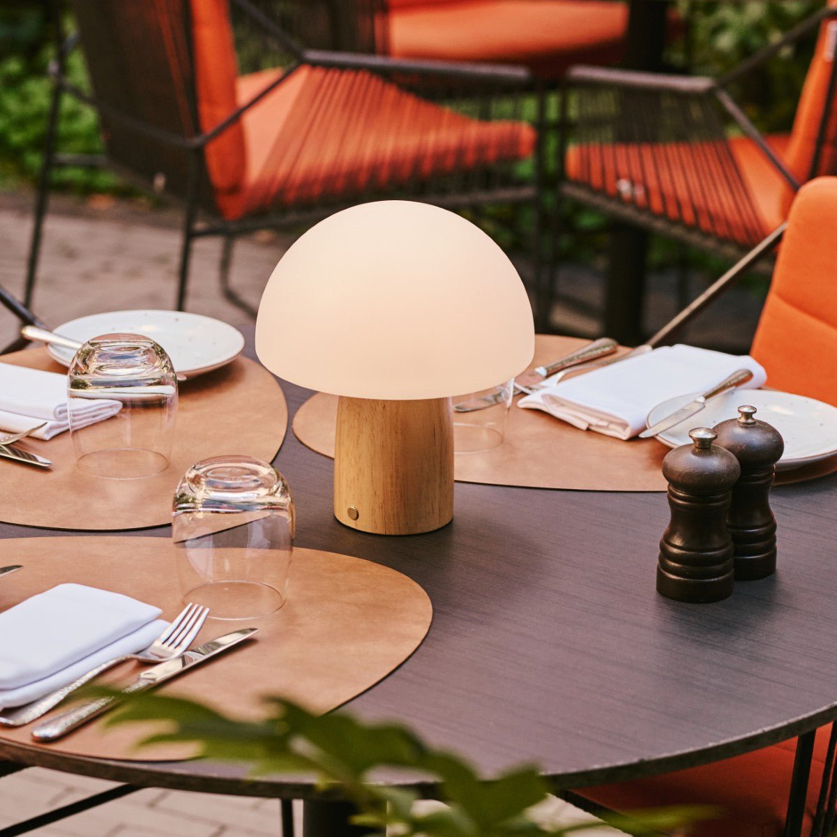 Mia Holztischlampe – Hellbraun, wiederaufladbar & dimmbar