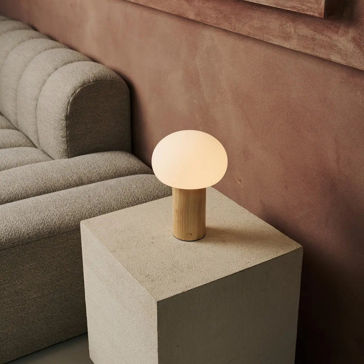 Sam Holztischlampe – Hellbraun mit Glas, wiederaufladbar & dimmbar