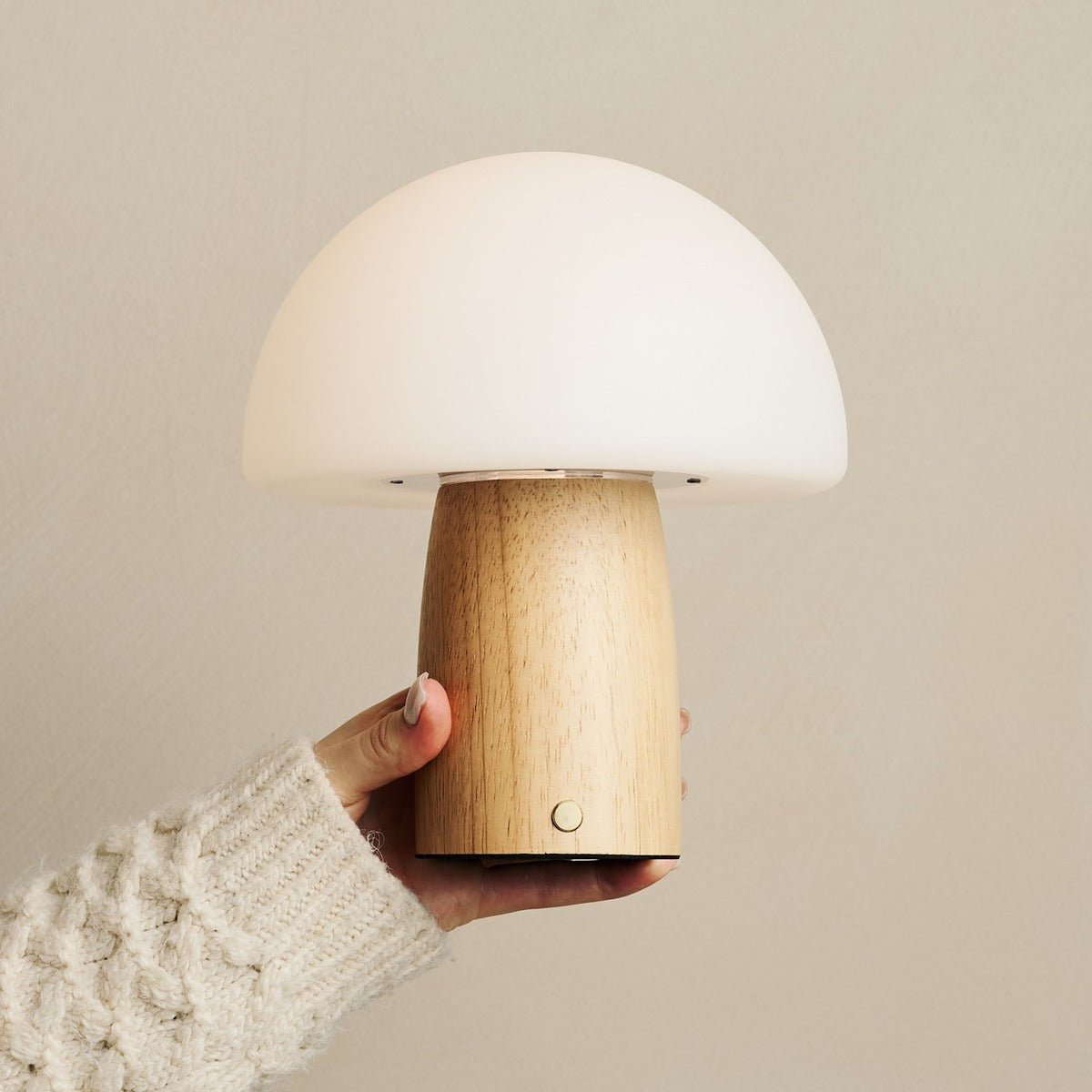 Mia Holztischlampe – Hellbraun, wiederaufladbar & dimmbar