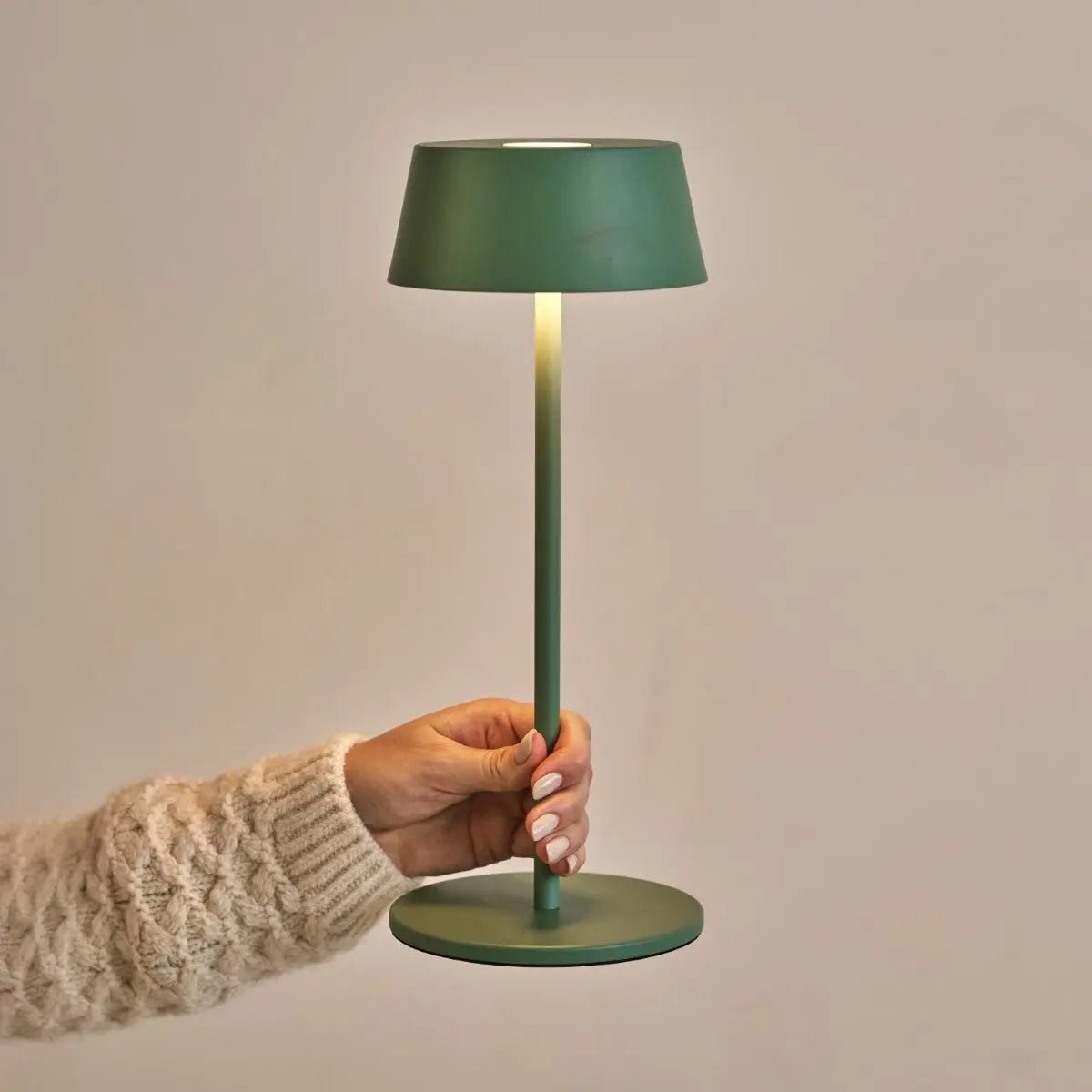 Hugo Tischlampe Sage Green – Wiederaufladbar, dimmbar & kabellos