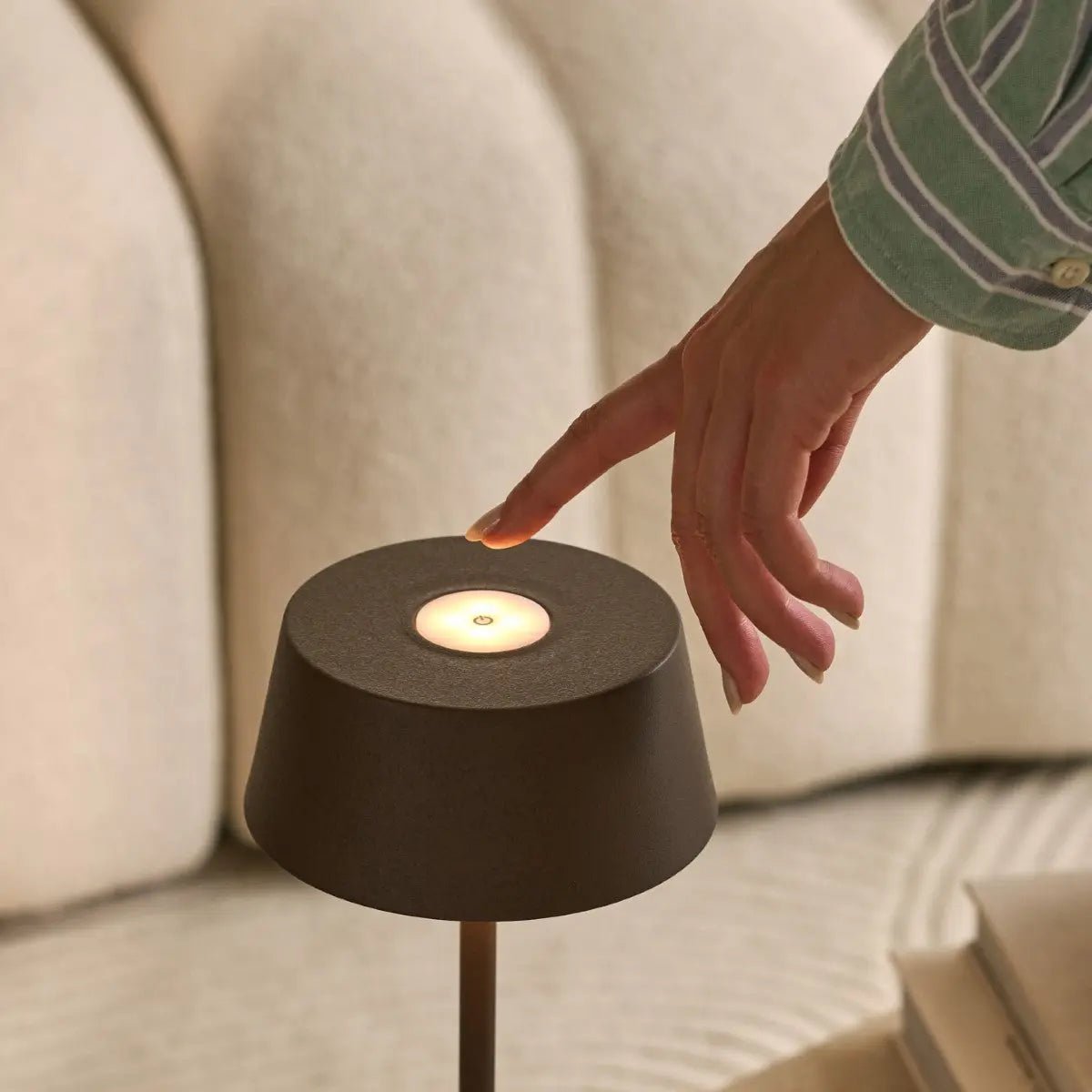 Hugo Mocha Brown Tischlampe – Wiederaufladbar, kabellos & dimmbar