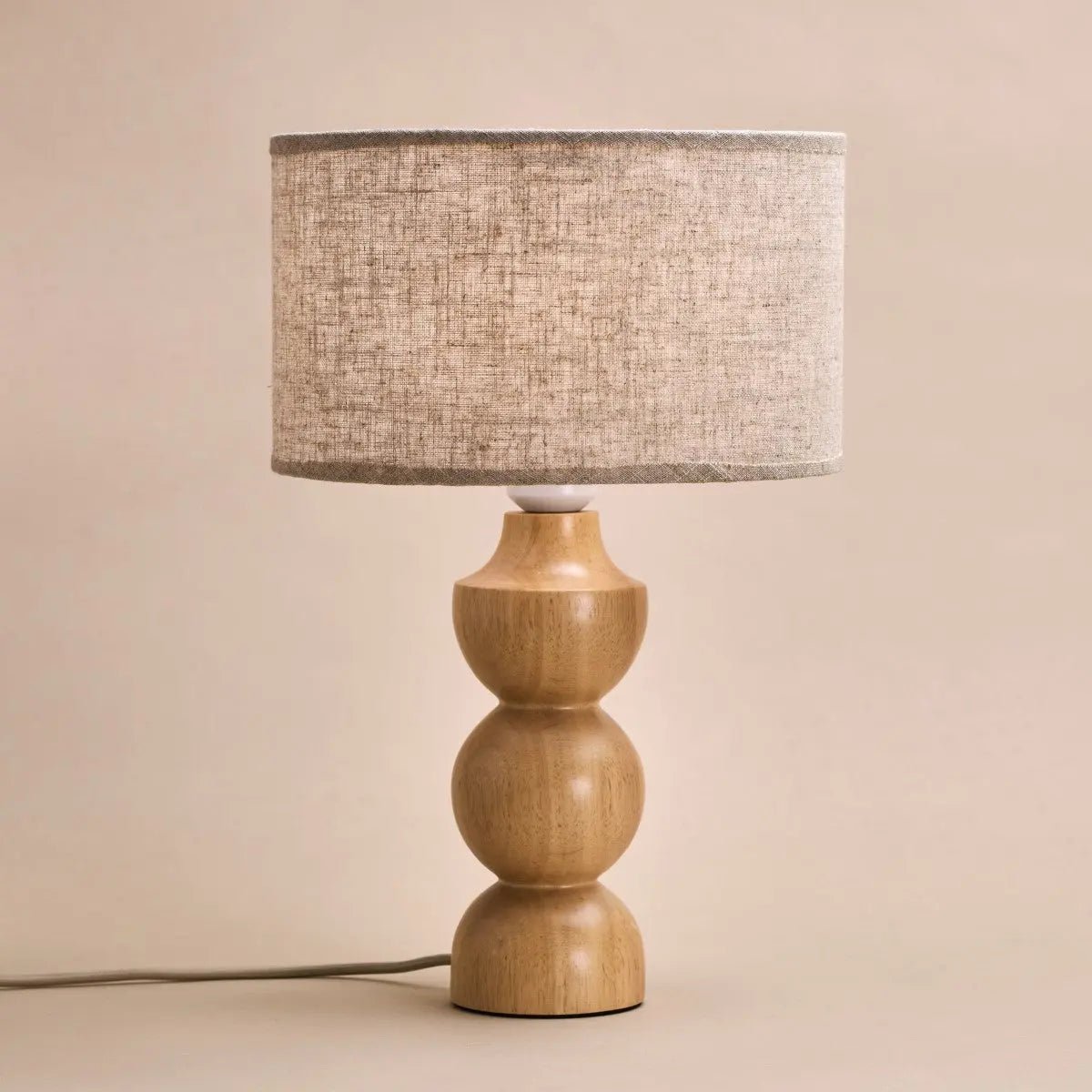 Oliver – Tischlampe aus Holz mit Leinen-Lampenschirm