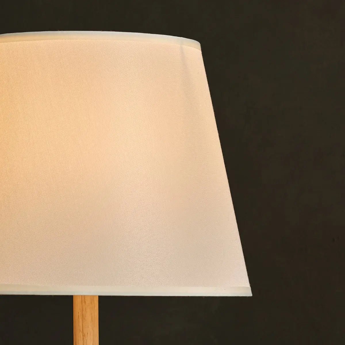 Tischlampe Emily aus Holz und Stoff