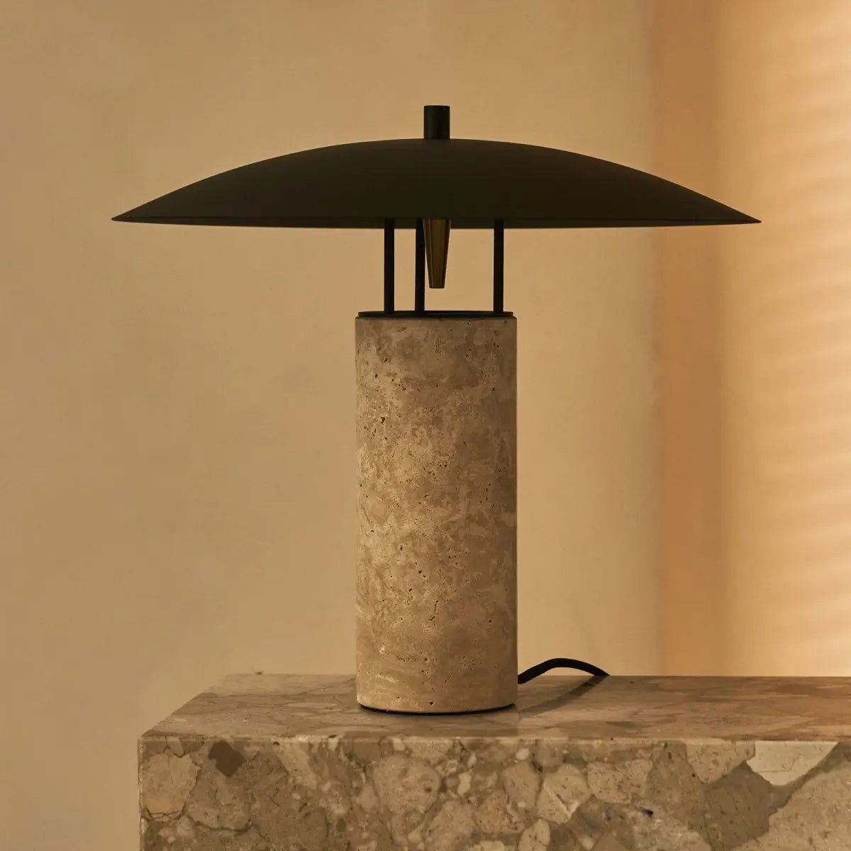 Tischlampe aus Travertin und Metall 35 cm – Modell Nicolaas