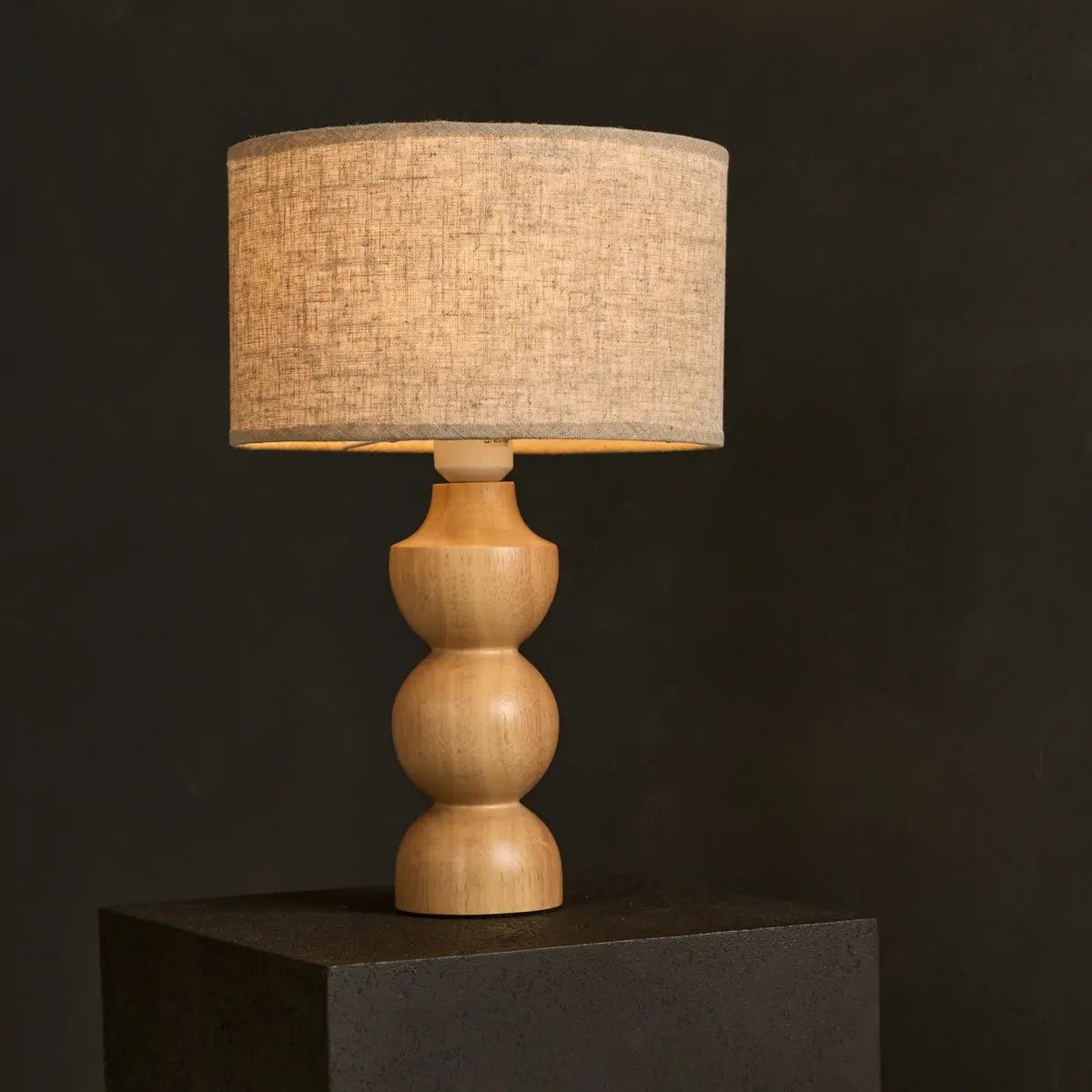Oliver – Tischlampe aus Holz mit Leinen-Lampenschirm