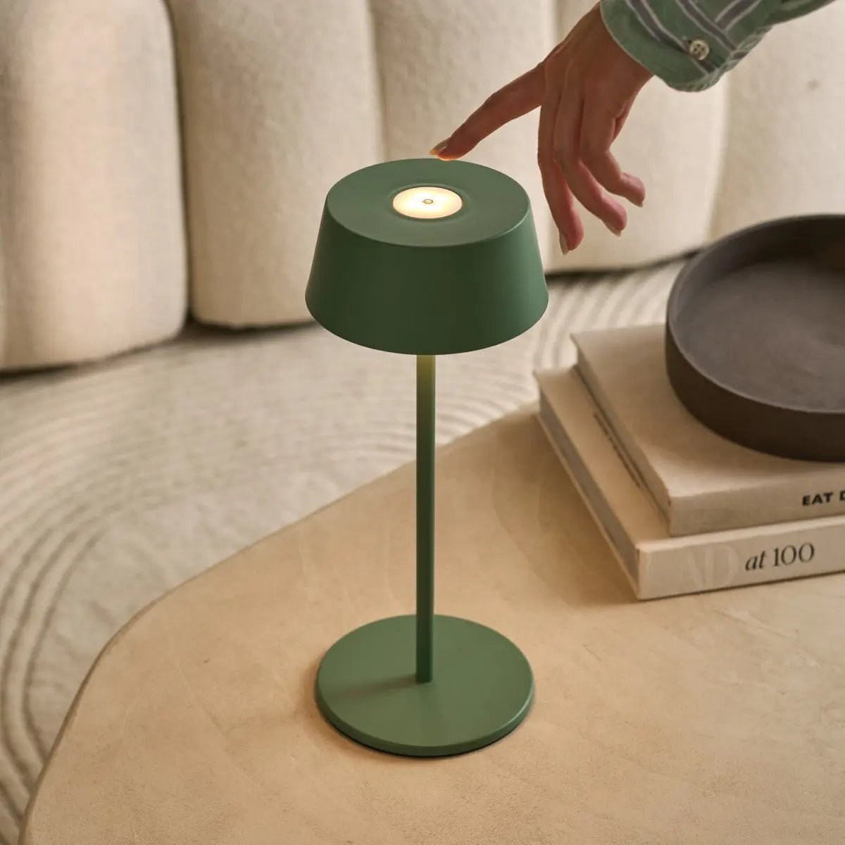Hugo Tischlampe Sage Green – Wiederaufladbar, dimmbar & kabellos