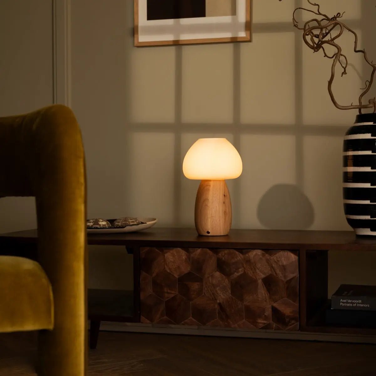 Kabellose Tischlampe Bär aus Holz und Milchglas