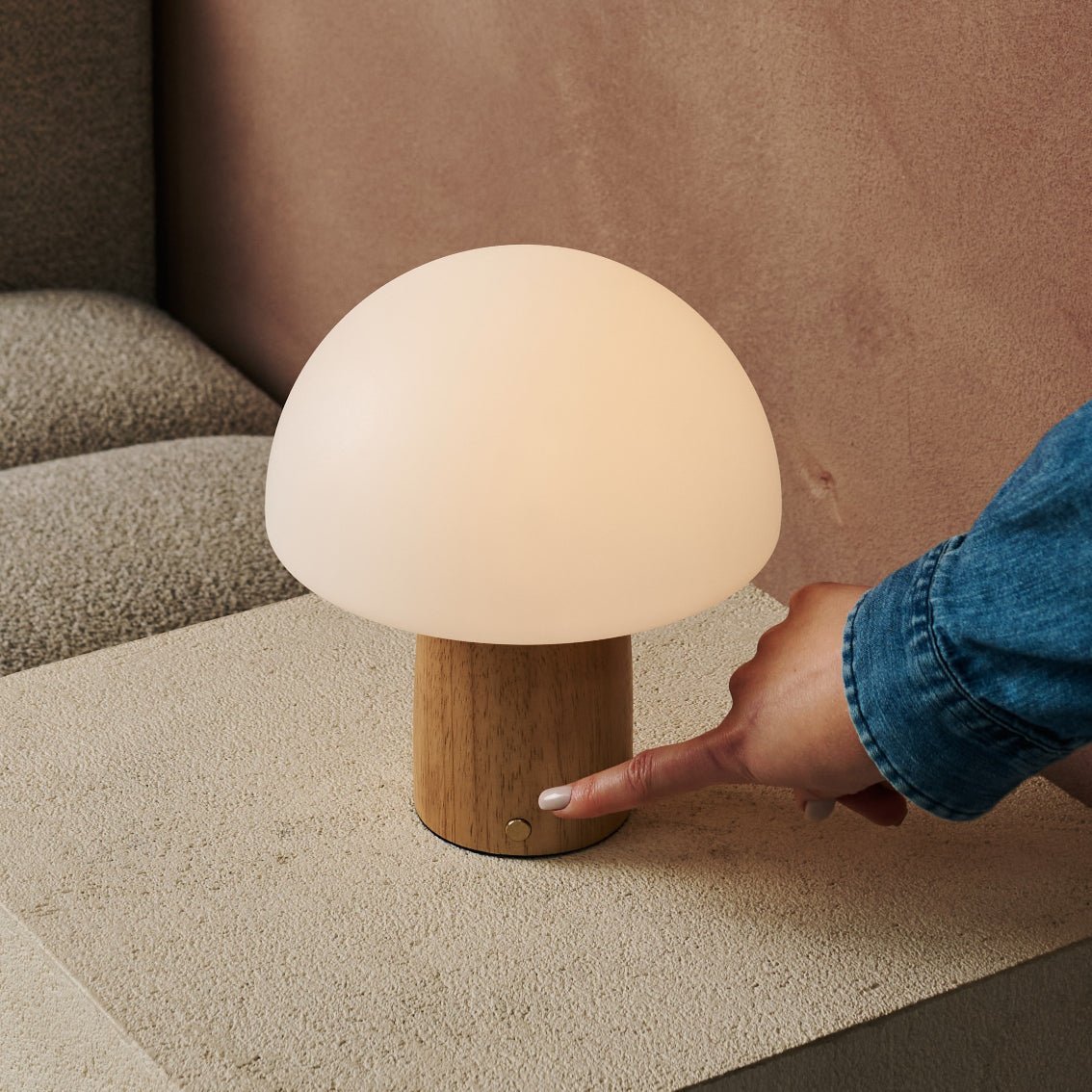 Mia Holztischlampe – Hellbraun, wiederaufladbar & dimmbar