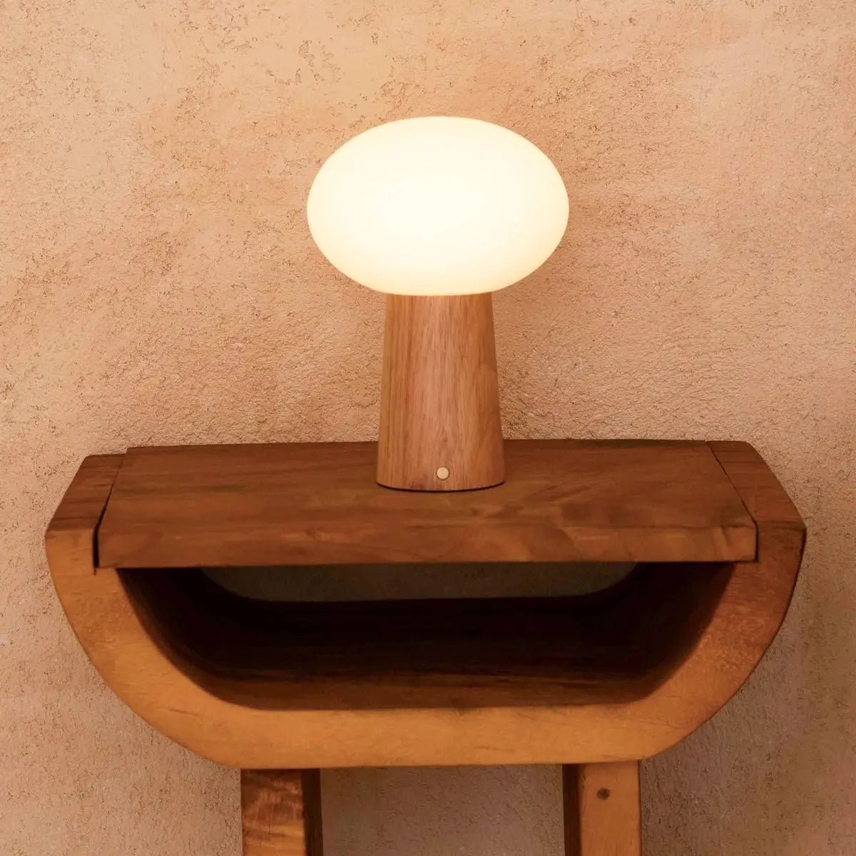 Kabellose Tischlampe Max aus Holz und Milchglas