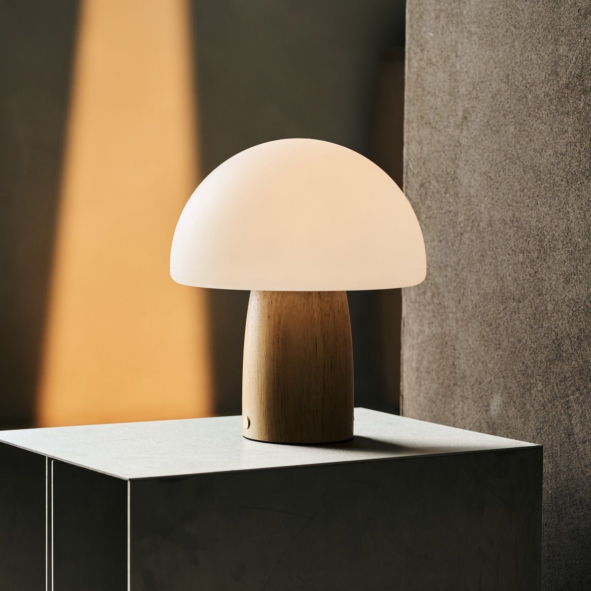Mia Holztischlampe – Hellbraun, wiederaufladbar & dimmbar