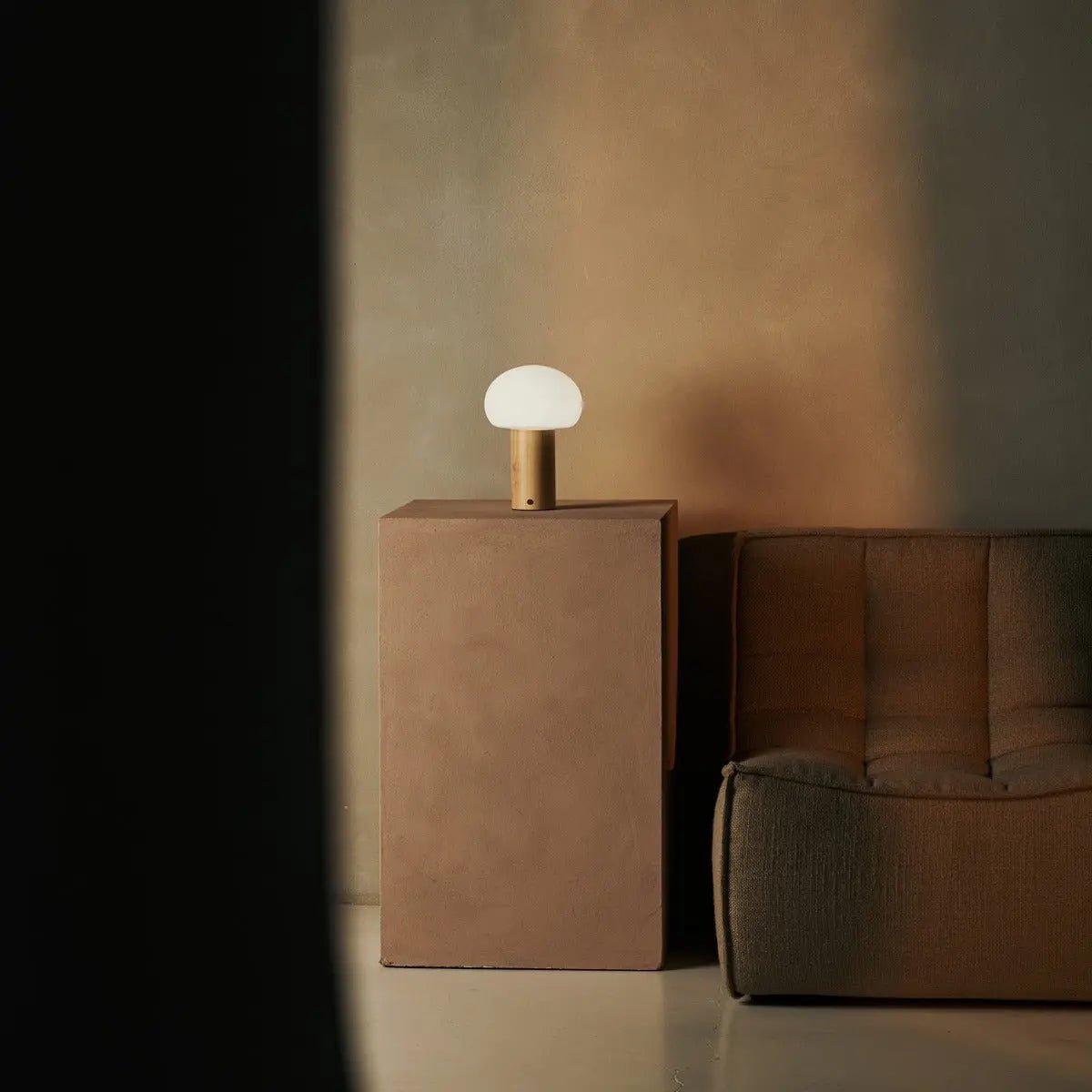 Sam Holztischlampe – Hellbraun mit Glas, wiederaufladbar & dimmbar