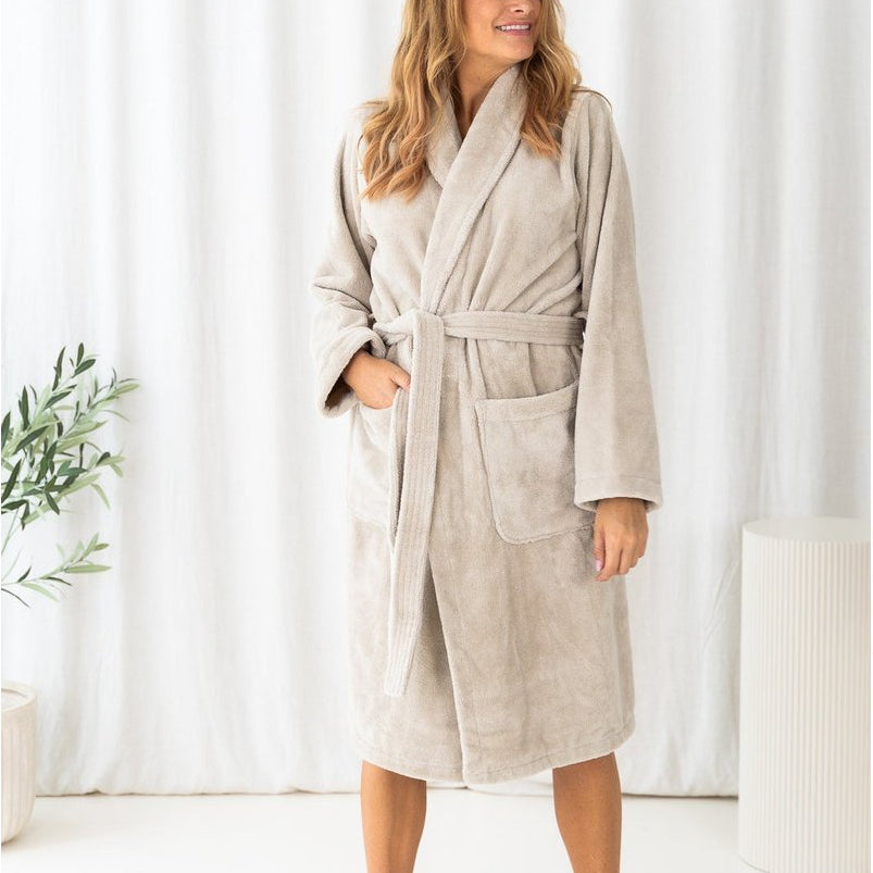 Beiger Teddy-Bademantel aus weichem Fleece, getragen von einer Frau