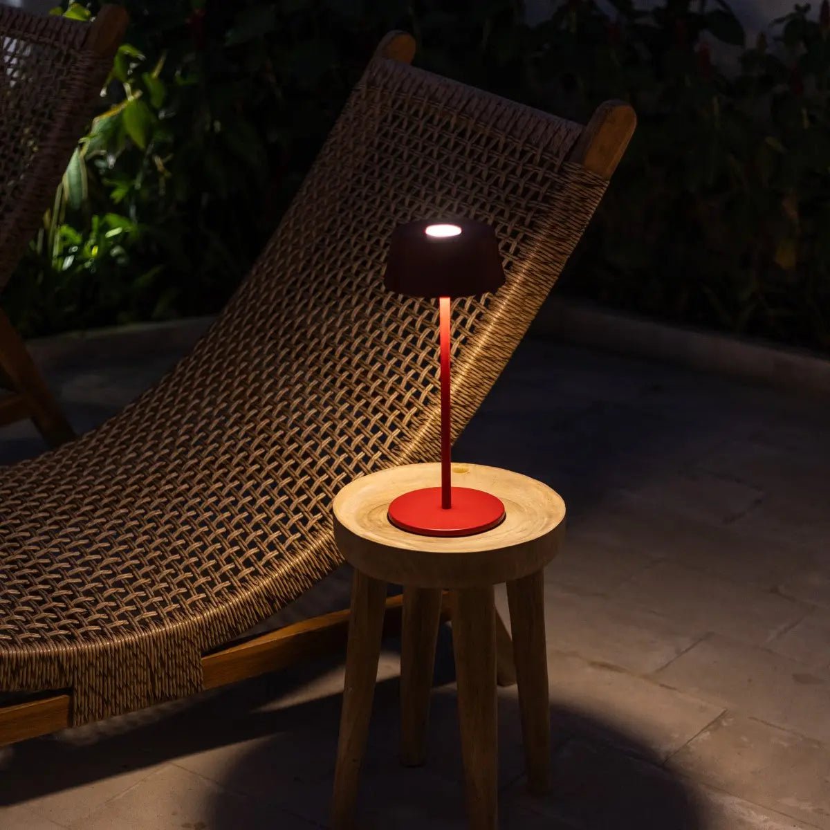 Hugo Berry Red – Wiederaufladbare Eisen-Tischlampe | Dimmbar, kabellos und stilvoll