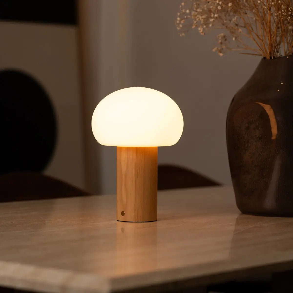 Sam Holztischlampe – Hellbraun mit Glas, wiederaufladbar & dimmbar