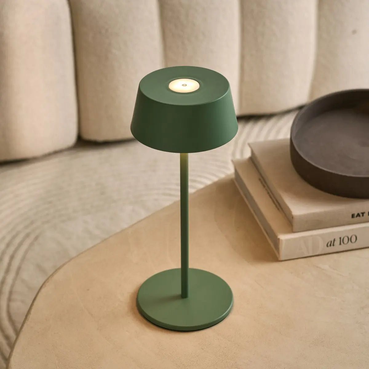Hugo Tischlampe Sage Green – Wiederaufladbar, dimmbar & kabellos