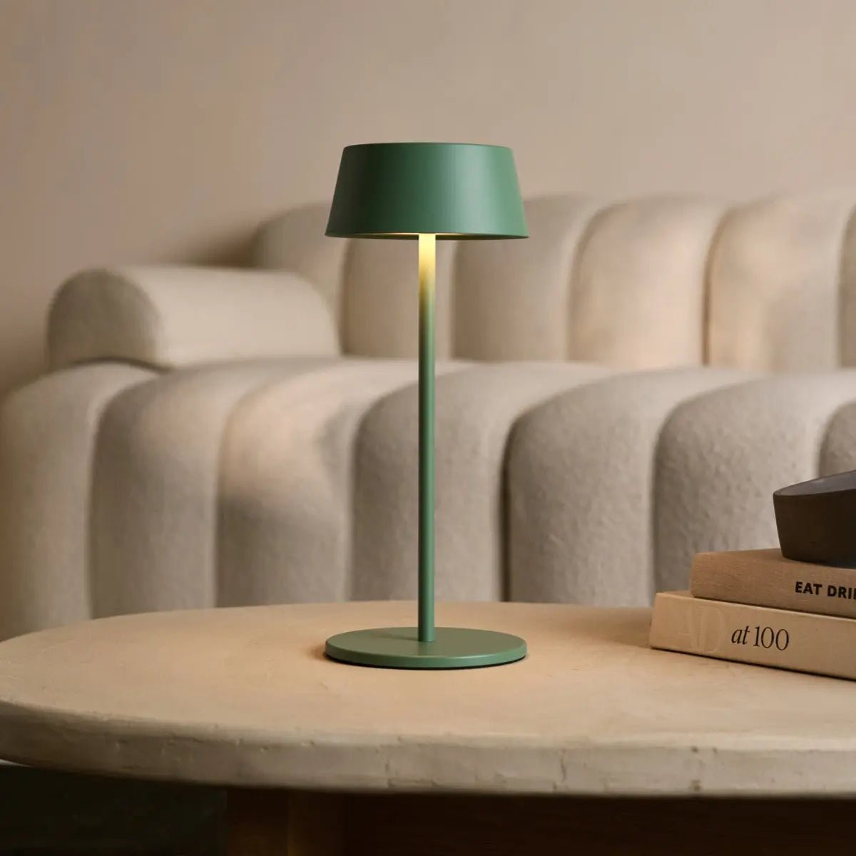 Hugo Tischlampe Sage Green – Wiederaufladbar, dimmbar & kabellos