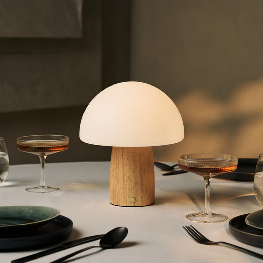 Mia Holztischlampe – Hellbraun, wiederaufladbar & dimmbar