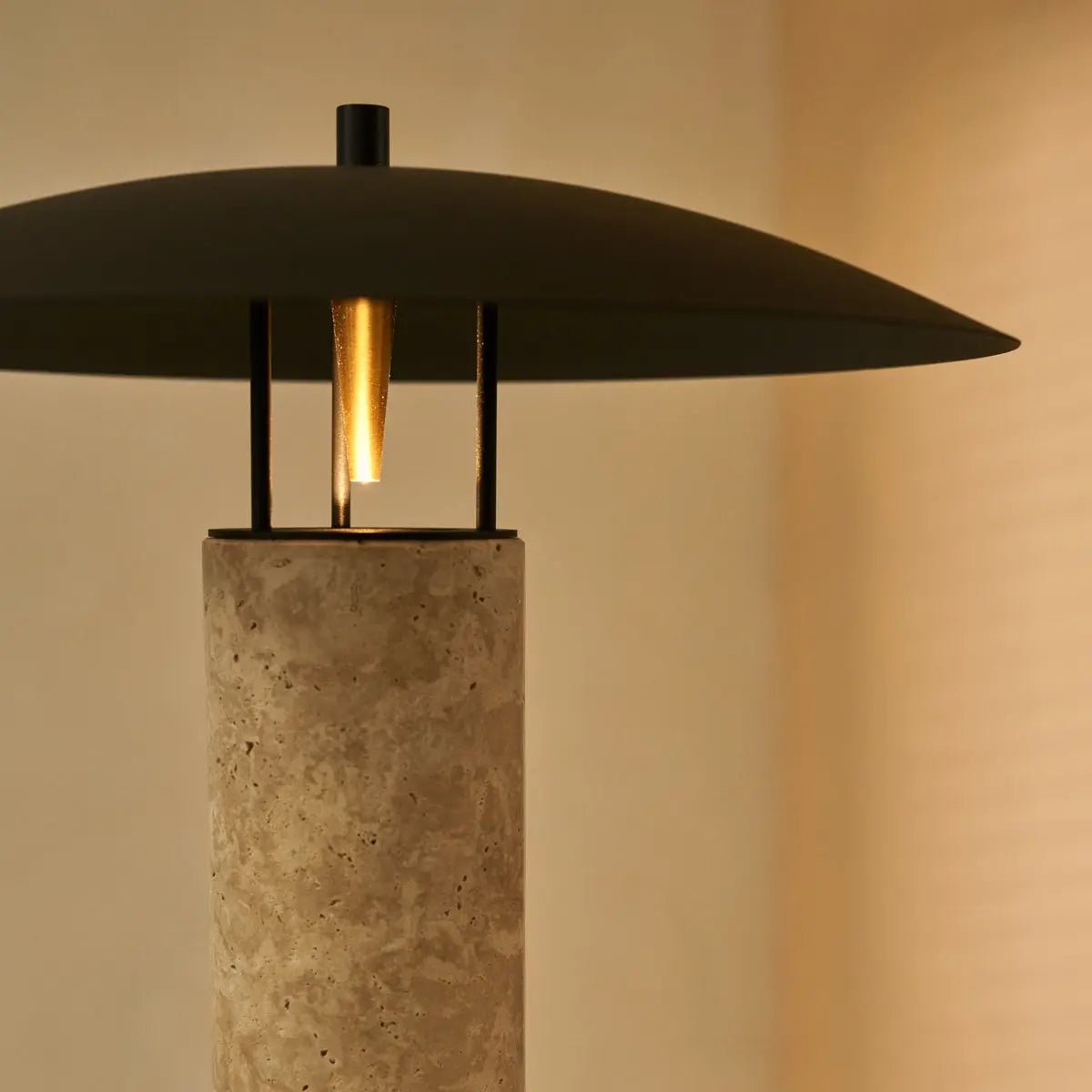 Tischlampe aus Travertin und Metall 35 cm – Modell Nicolaas