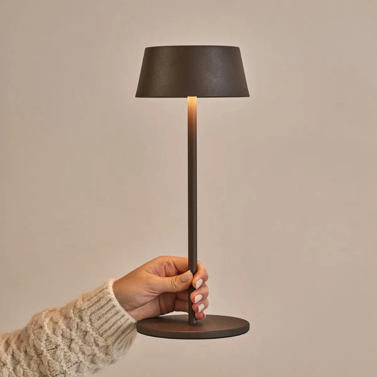 Hugo Mocha Brown Tischlampe – Wiederaufladbar, kabellos & dimmbar