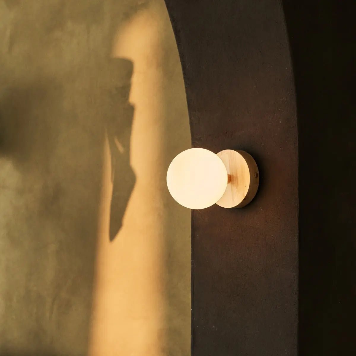 Kabellose Wandleuchte Richella aus Holz und Milchglas