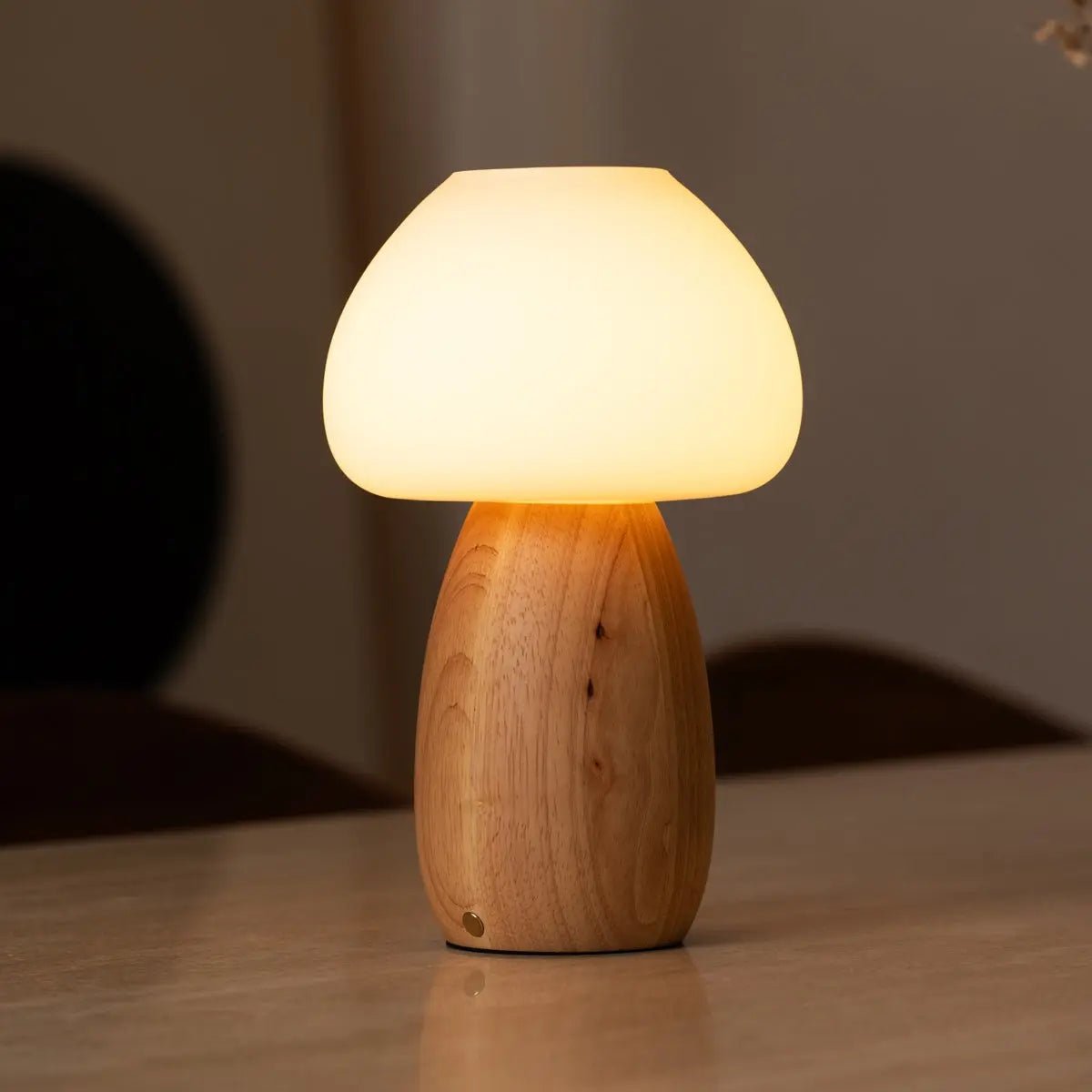 Kabellose Tischlampe Bär aus Holz und Milchglas