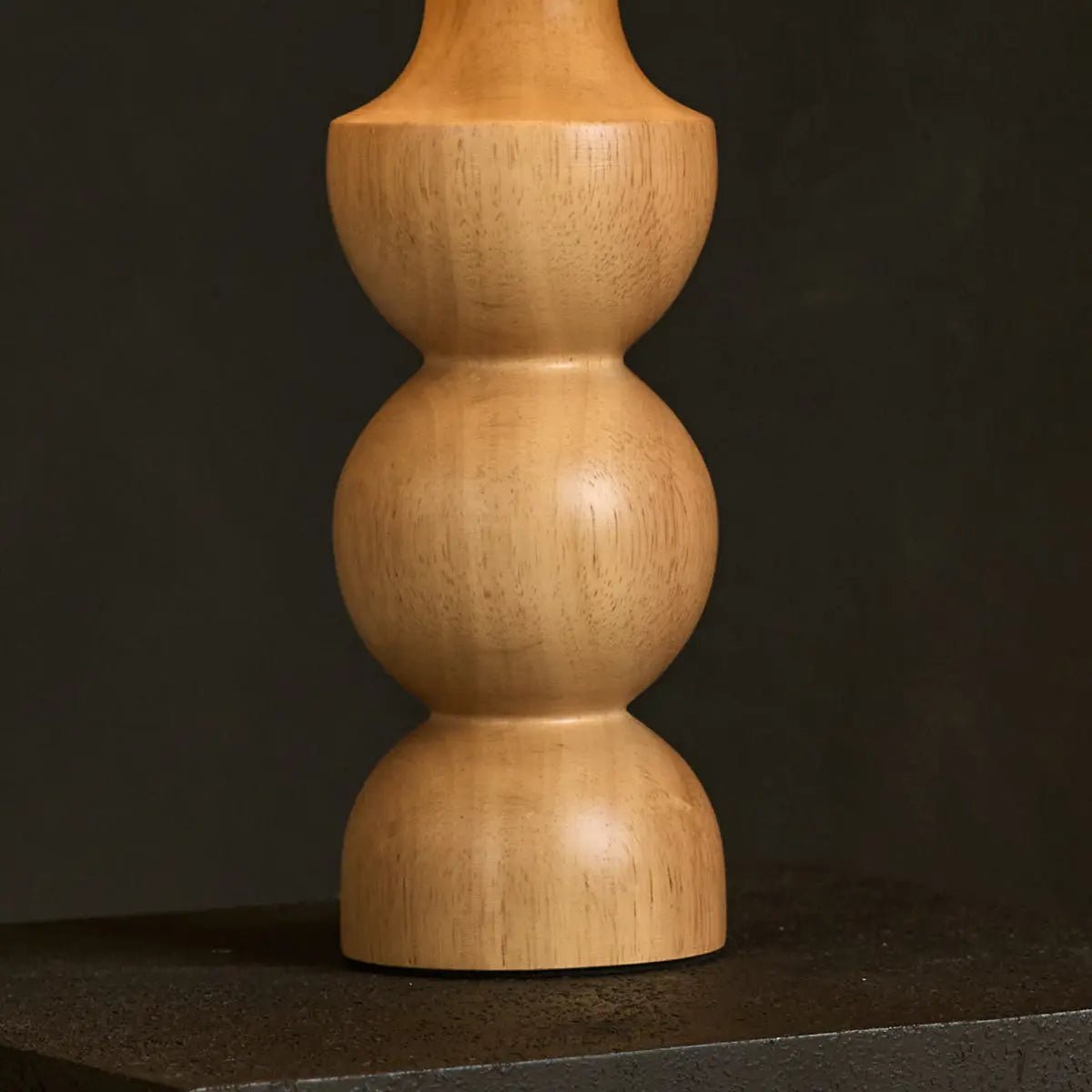 Oliver – Tischlampe aus Holz mit Leinen-Lampenschirm