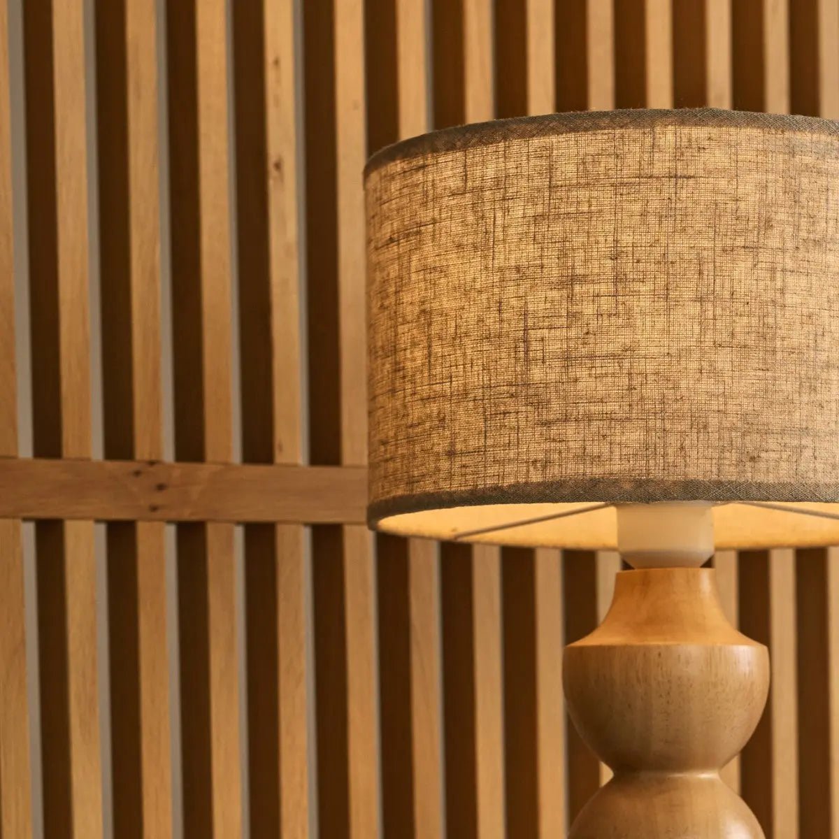 Oliver – Tischlampe aus Holz mit Leinen-Lampenschirm