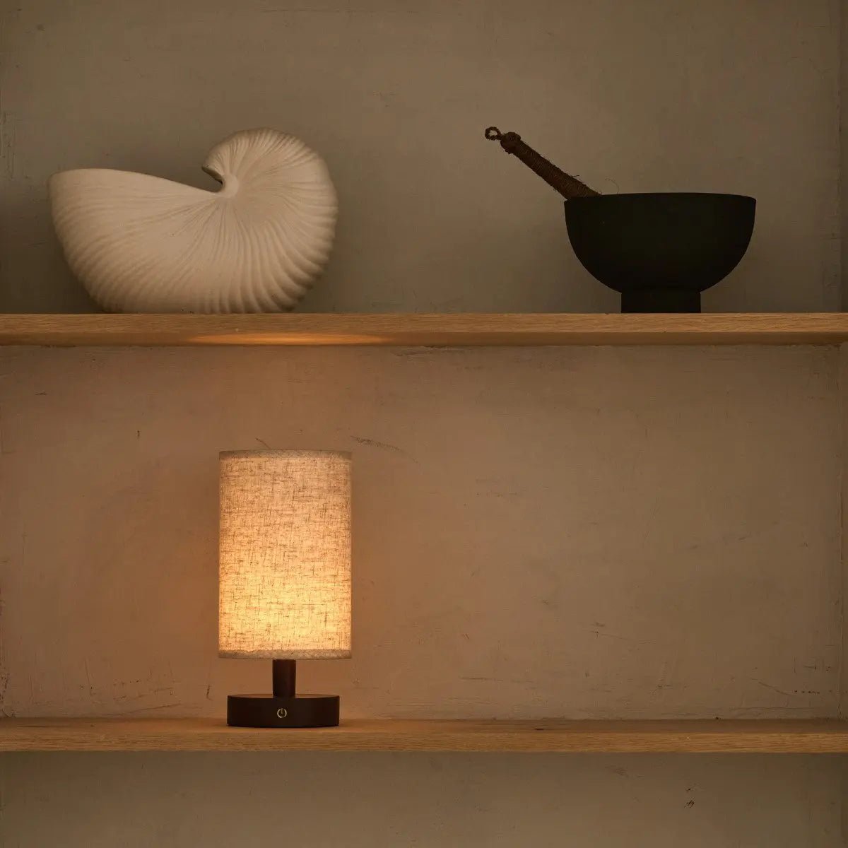 Ben Dunkelbraune Holztischlampe – wiederaufladbar, dimmbar, USB-C