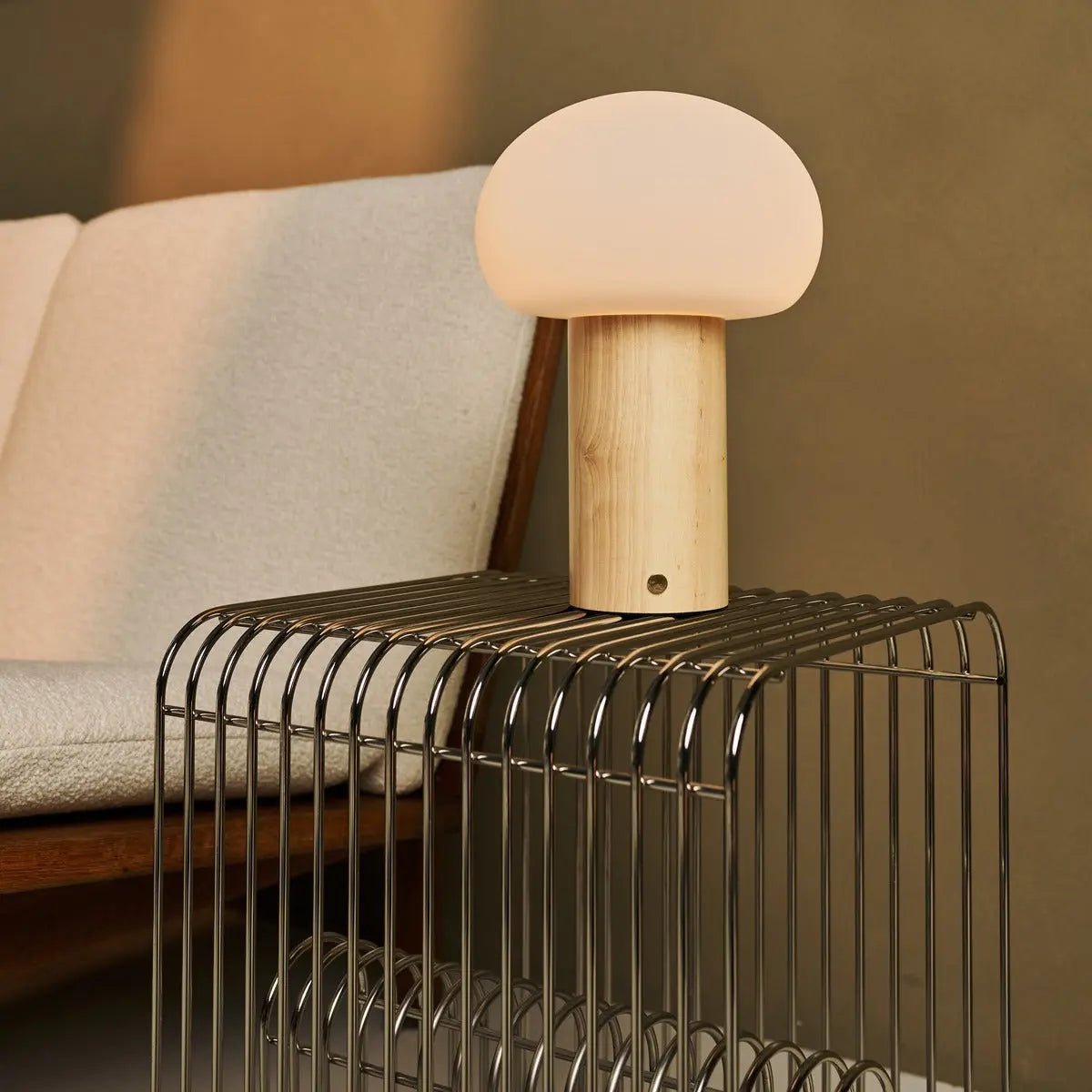 Sam Holztischlampe – Hellbraun mit Glas, wiederaufladbar & dimmbar