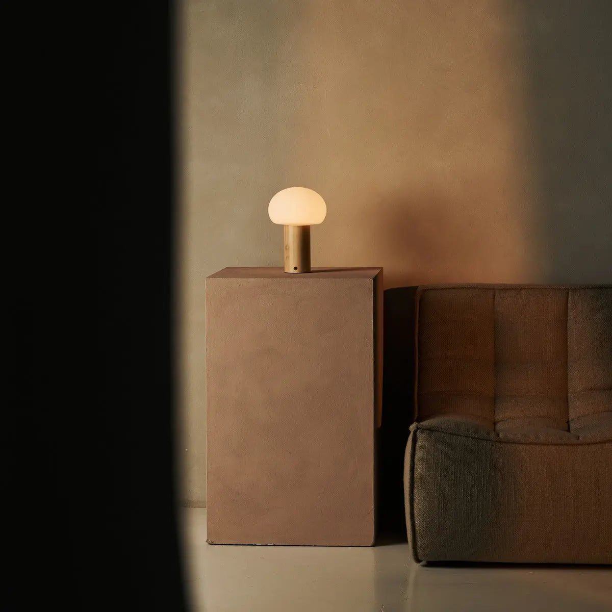 Sam Holztischlampe – Hellbraun mit Glas, wiederaufladbar & dimmbar