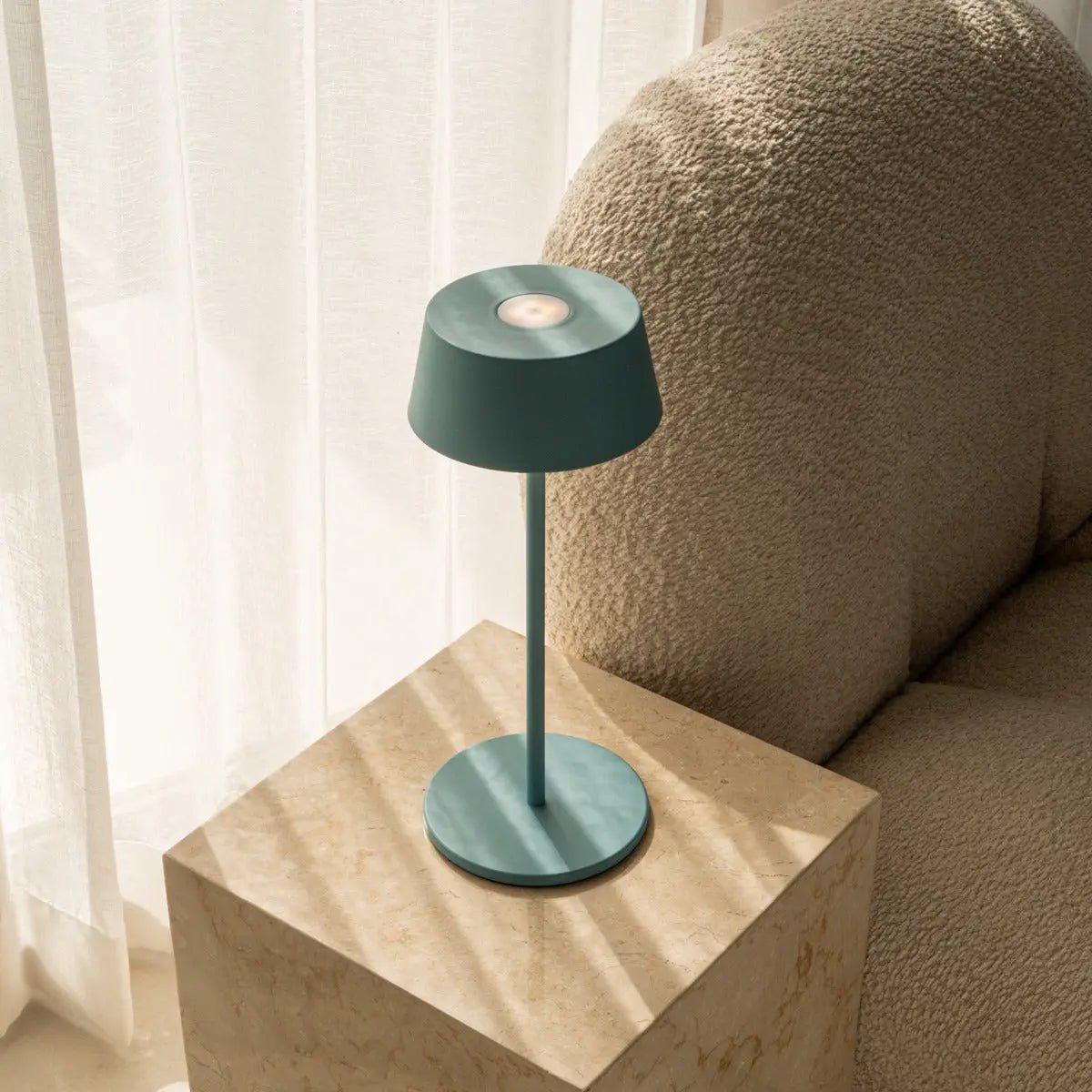 Hugo Tischlampe Amsterdam Blue – Wiederaufladbar, kabellos & dimmbar