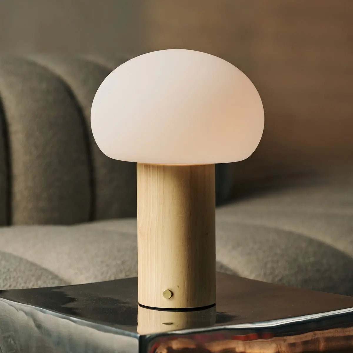 Sam Holztischlampe – Hellbraun mit Glas, wiederaufladbar & dimmbar