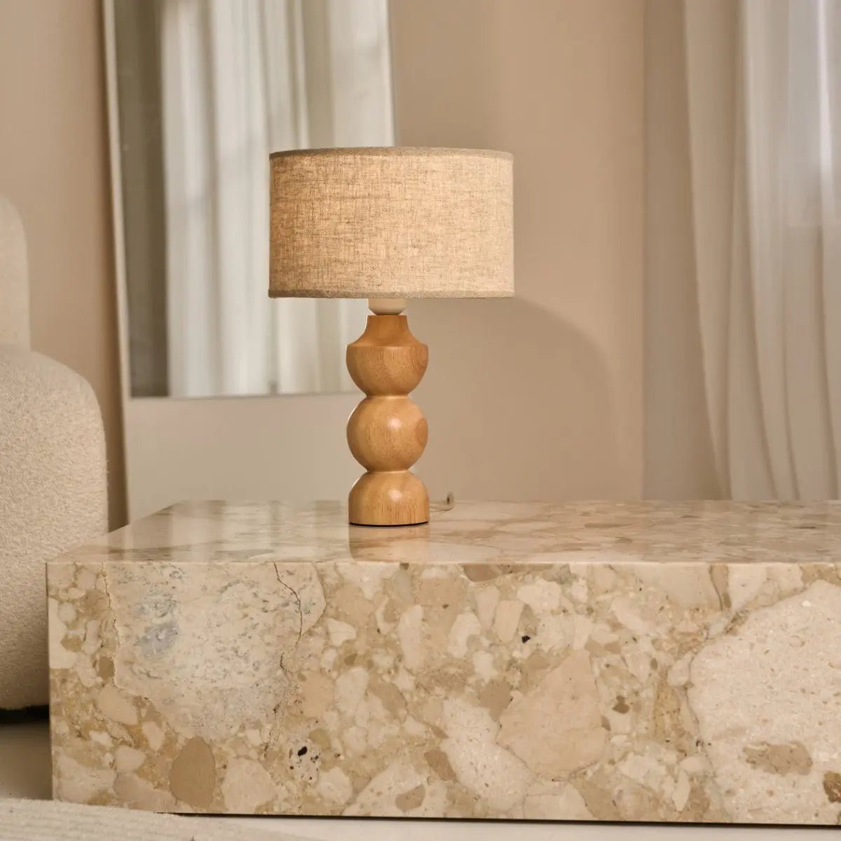 Oliver – Tischlampe aus Holz mit Leinen-Lampenschirm
