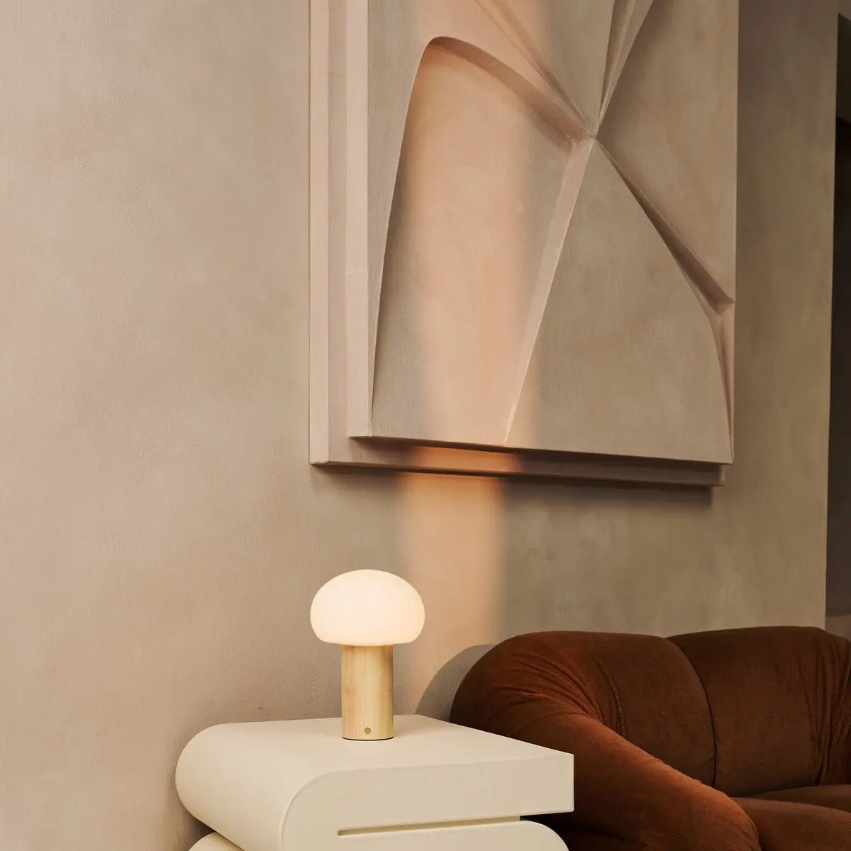Sam Holztischlampe – Hellbraun mit Glas, wiederaufladbar & dimmbar