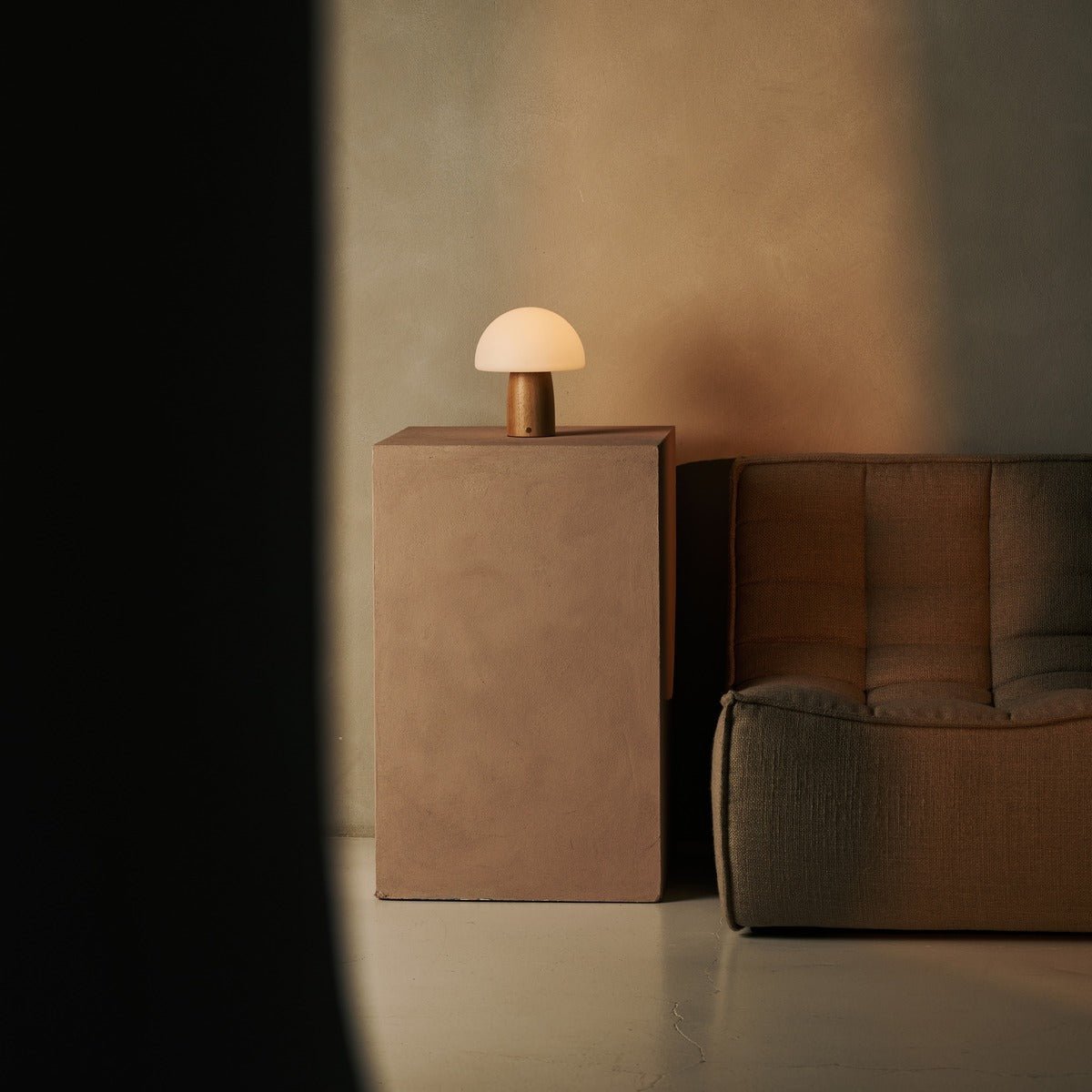 Mia Holztischlampe – Hellbraun, wiederaufladbar & dimmbar