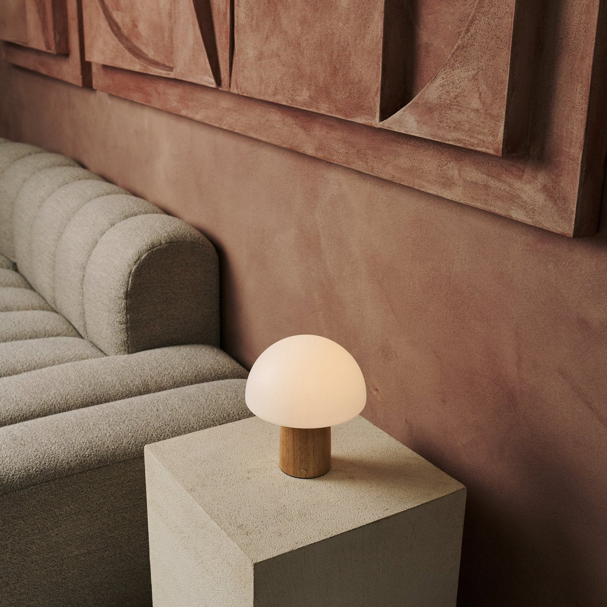 Mia Holztischlampe – Hellbraun, wiederaufladbar & dimmbar