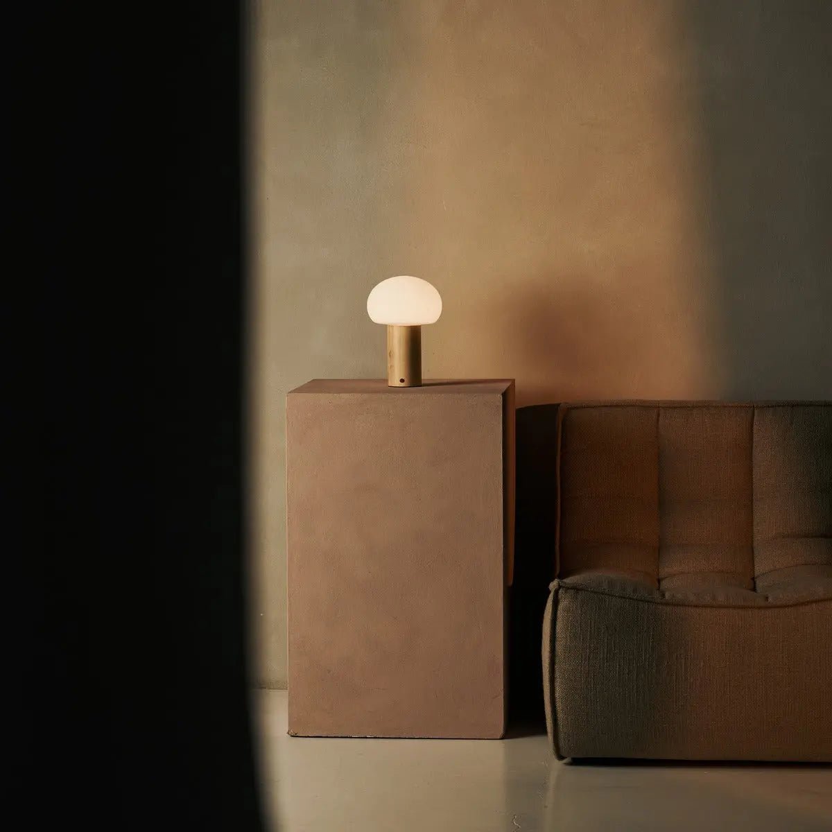 Sam Holztischlampe – Hellbraun mit Glas, wiederaufladbar & dimmbar