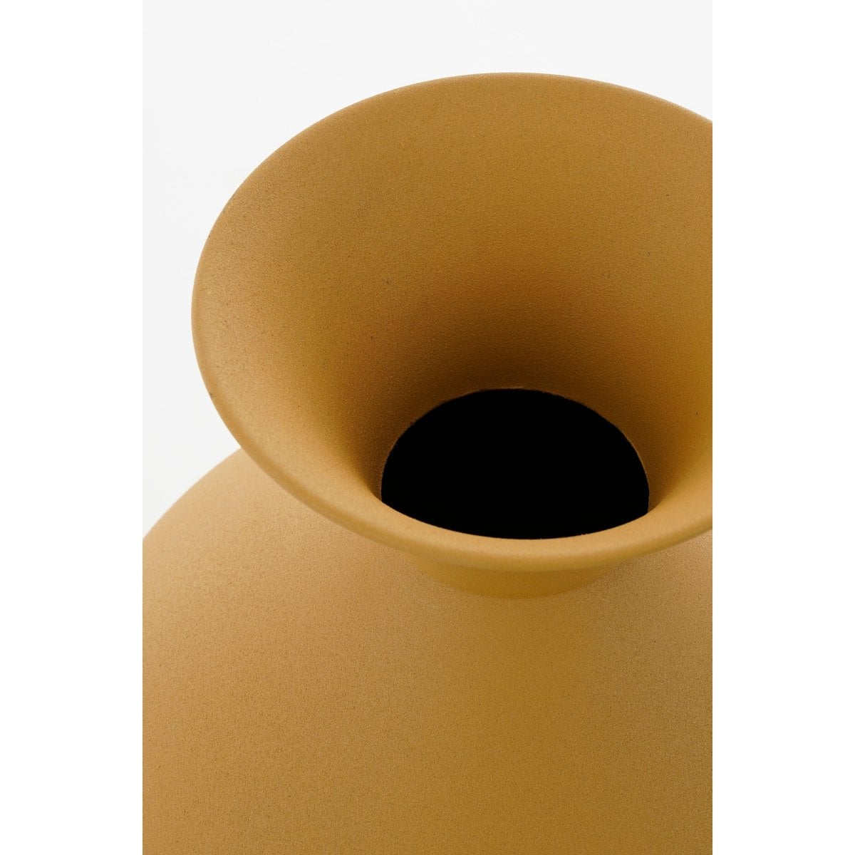 Metallvase mit Henkel – Ockergelb