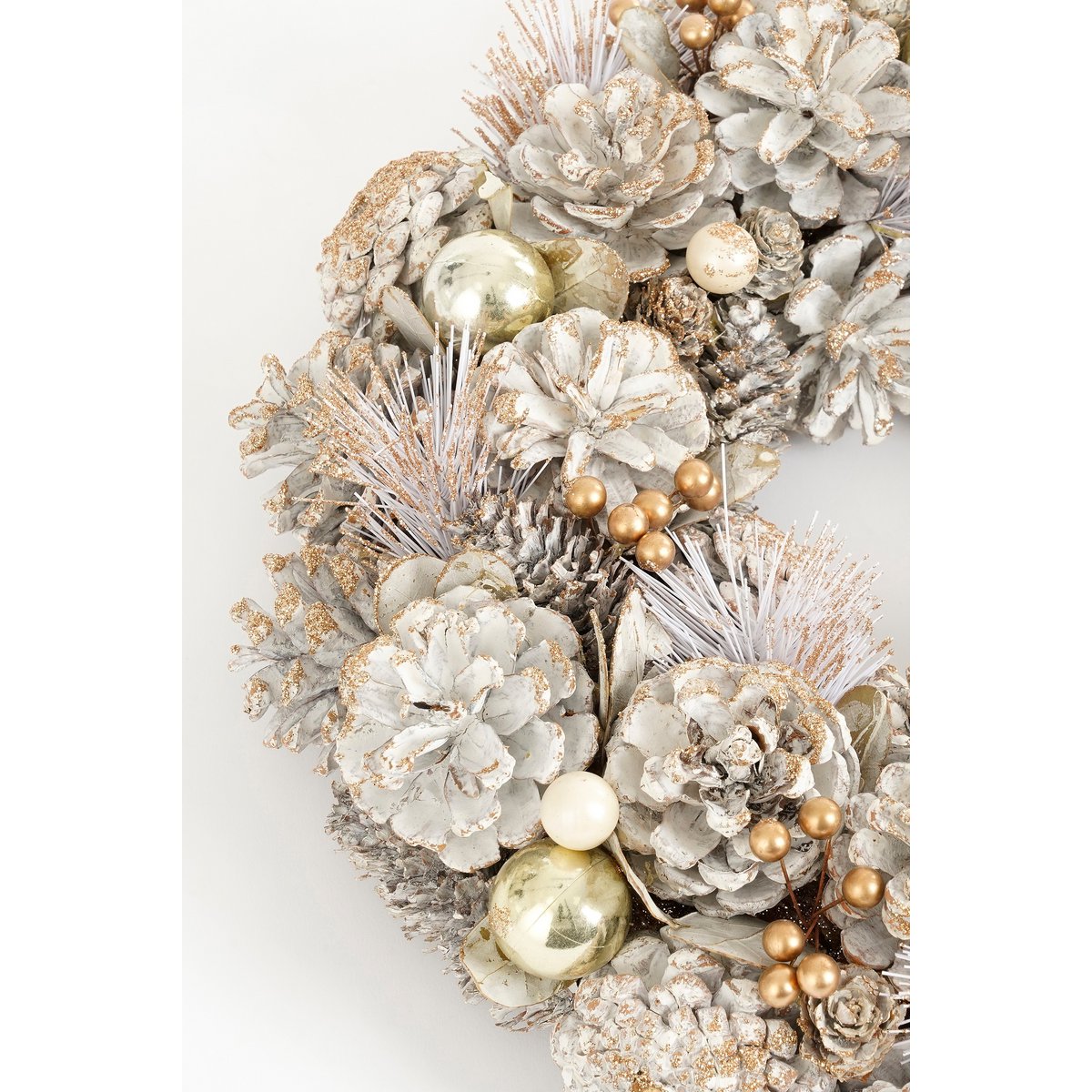 Hanley Weihnachtskranz – Kiefernkegel – Weiß & Gold – Ø34 × H9 cm