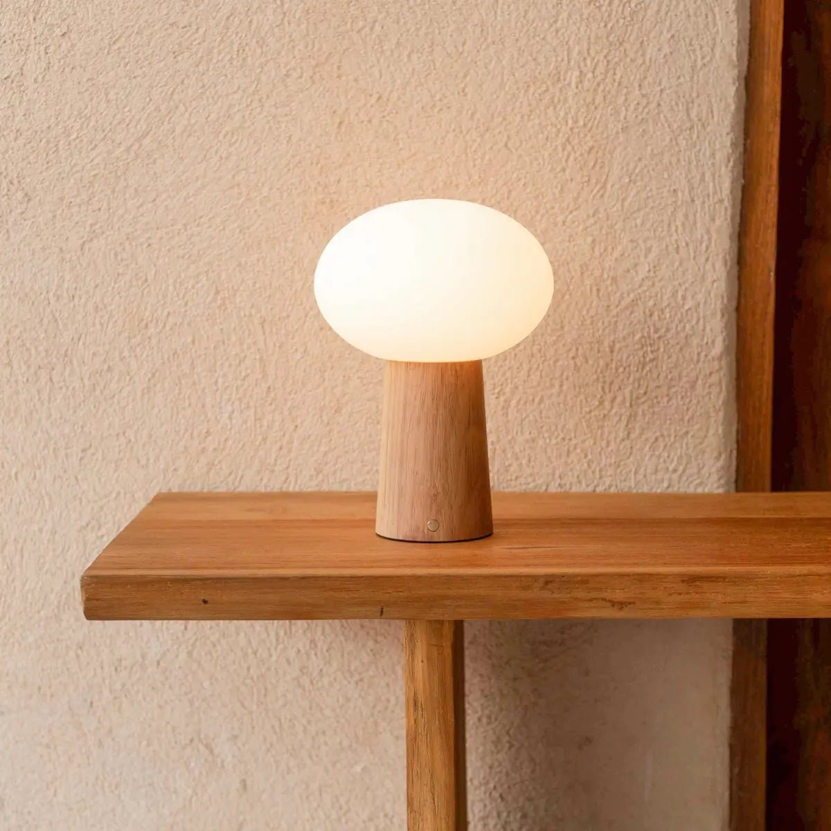 Kabellose Tischlampe Max aus Holz und Milchglas